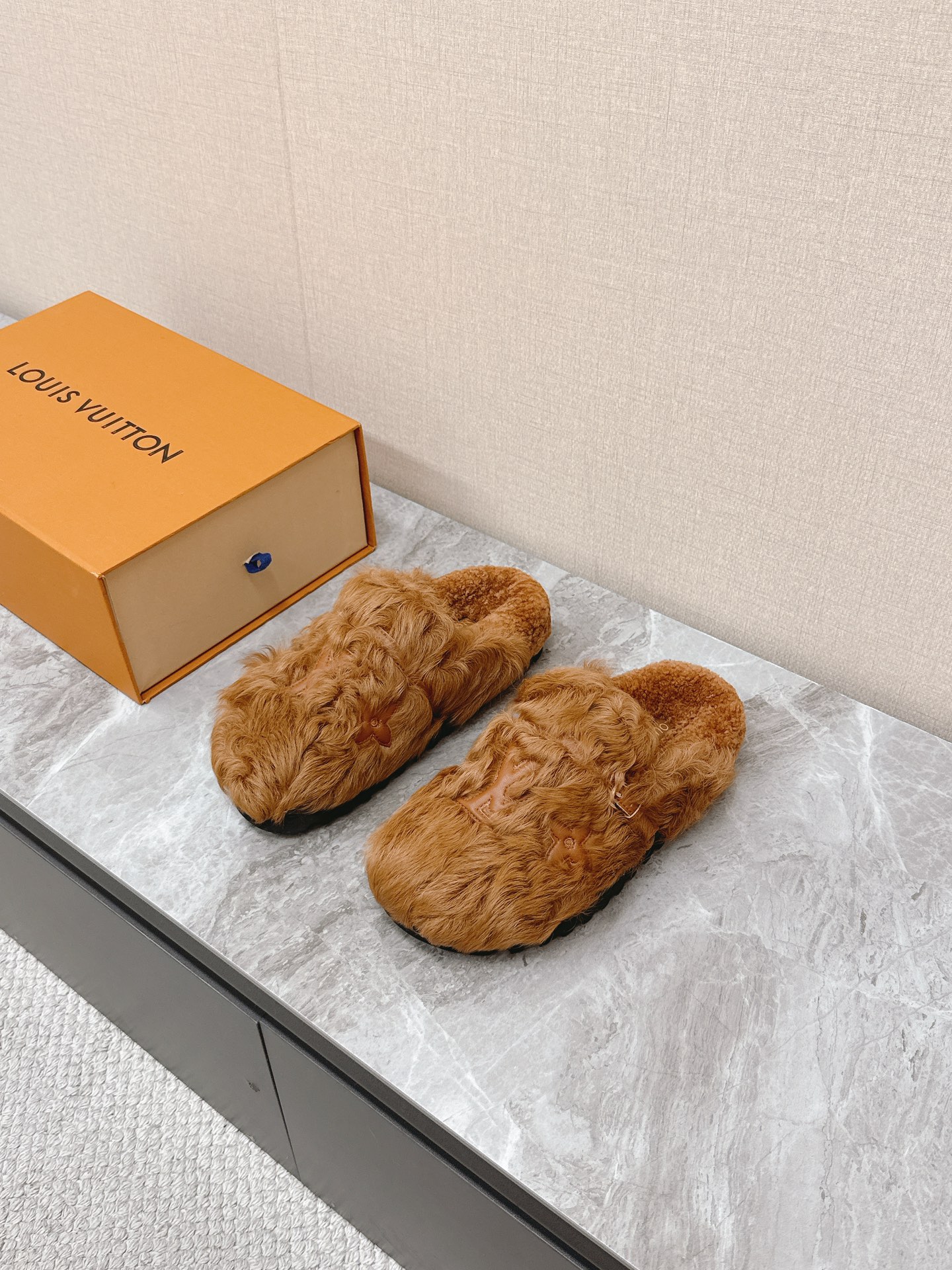 NO:574992,Louis Vuitton’s latest furry slippers for fall and winter~ This pair of furry slippers is also very good-looking!  The leather ones are very high-end!  !  !Paired with denim shorts in autumn and winter, it’s perfect!  Put it on and you will instantly have your ideal height!  A favorite style, with fashion elements, the appearance of the upper is full of nobility. Wearing it can always show the fashionable charm of women. It is fashionable but not overly flamboyant. The upper is made of mink wool, which is full of high-end feeling. The upper is imported wool and the outsole is original molded non-slip outsole. Size 35-40, louis vuitton, louis vuitton, slippers, shorts19860909路易威登lv秋冬最新款毛毛拖鞋～ 这双毛拖也是好好看！皮质的就是非常高级呀！！!搭配秋冬的牛仔短裤 简直就是完美呀！穿上立马拥有理想的身高有没有！ 大爱款,有时尚元素,鞋面外表 贵气感十足 穿上它总能展现女性时尚韵味 时尚却不过分张扬,鞋面水貂毛 满满的高级感 鞋面进口羊卷毛 大底原版开模防滑大底 码数35-40,,louis vuitton,louis vuitton,slippers,shorts,Men's shoes
