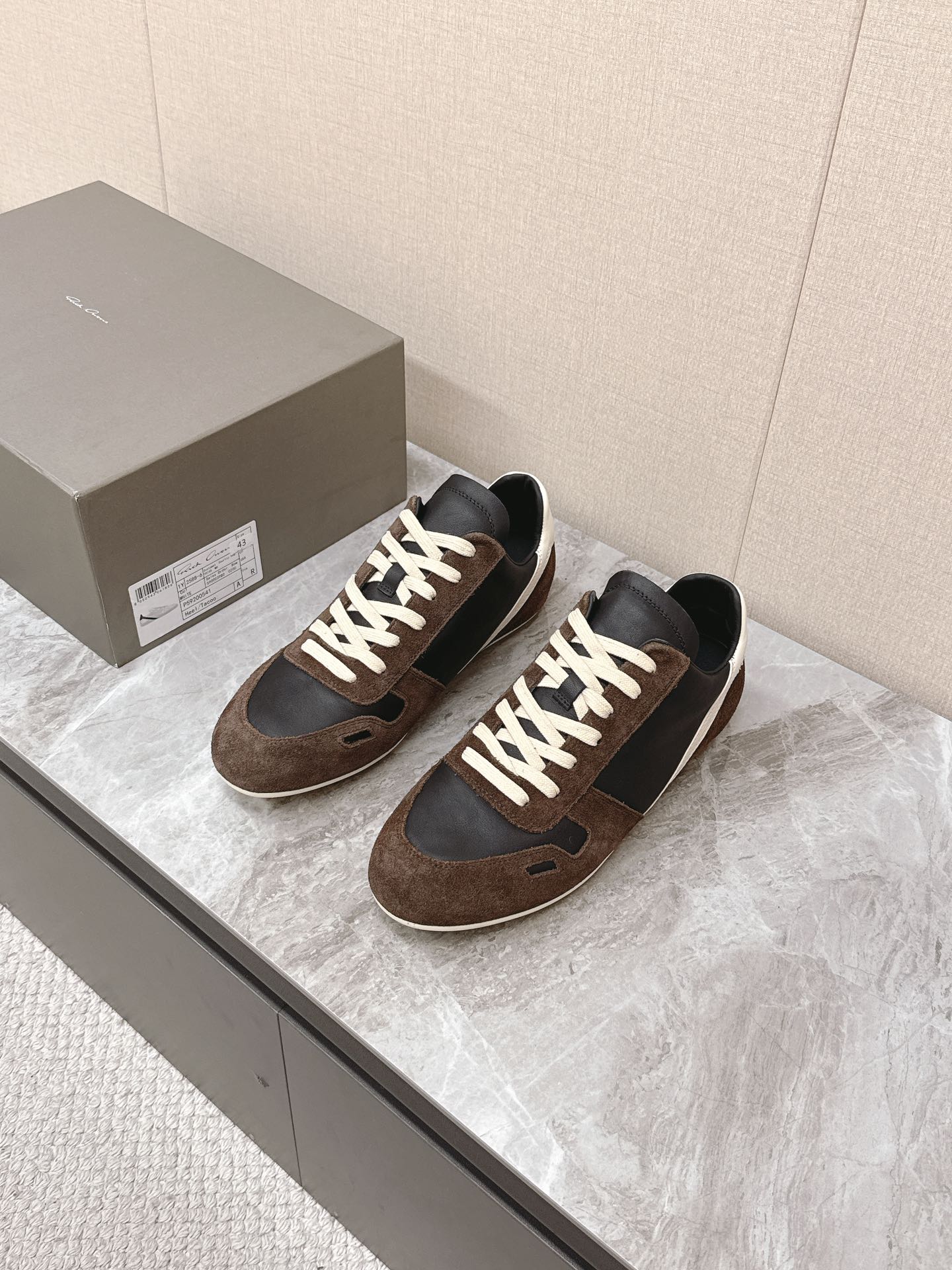 NO:593012,Men's Wear 10 Rick Owens Owens' latest couple's retro sports casual shoes, moral training shoes, thin-soled shoes, many celebrity fashion bloggers have planted grass, the most popular thin-soled design at the moment, breaking the usual brand exaggerated alternative design style, old money and simple style, everyone has a pair. Made of full-grain calfskin, exuding the high-end light of quality and unique design, soft to the touch, full of aristocratic atmosphere. This is not only a material, but also the perfect pursuit of fashion taste. Matching your trendy outfits will instantly improve the overall quality.  Original custom-made imported suede/grained calfskin upper, imported cowhide lining, original molded rubber outsole, size 35-41 for women, 39-45 for men (41 for women, 45 for men, non-refundable), casual shoes/sports shoes, sneakers, cowhide19860909男装10 Rick Owens欧文斯最新情侣款复古运动 休闲鞋 德训鞋 薄底鞋 超多明星时尚博主种草 当下最流行的薄底设计 打破一贯品牌夸张另类设计风格 老钱简约风人手一双 采用全粒面小牛皮,散发出品质与独特设计的高级光芒 触感柔软 充满贵族气息 这不仅仅是一款材质 更是对时尚品位的完美追求 搭配你的潮流穿搭 瞬间让整体品质提升 鞋面原版定制进口反绒皮/粒面小牛皮 进口牛皮内里 原版开模橡胶大底 码数女35-41 男39-45（女41 男45不退换）,休闲鞋/运动鞋,sneakers,cowhide,Women's Shoes