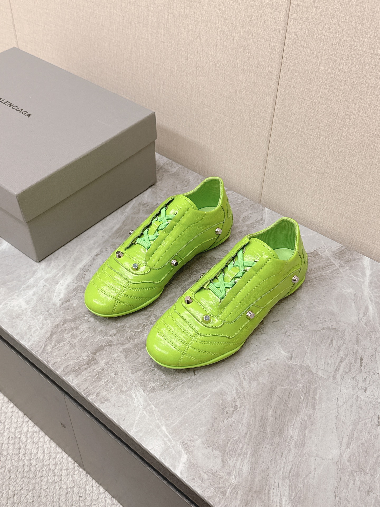 NO:593009,Balenciaga Balenciaga's latest baseball shoes, thin-soled shoes, casual shoes, many celebrity fashion bloggers have planted grass, original purchases, development and production, super popular thin-soled design, Balenciaga's latest hidden tennis shoes, soft waxed calfskin with classic double logos, full of retro feel, and the most versatile color scheme. This year's casual shoes for girls, the sole design is super soft, and comes with exquisite packaging at the counter. The fabric is original custom waxed calfskin, and the lining is imported custom mesh.  Original molded rubber outsole Size: 35-40, casual shoes/sports shoes, balenciaga, balenciaga, balenciaga, sneakers, cowhide19860909Balenciaga巴黎世家最新款棒球鞋 薄底鞋 休闲鞋 超多明星时尚博主种草 原版购入开发做货 超火的薄底设计 巴黎家最新隐藏款网球鞋柔软油蜡小牛皮配搭经典双logo满满的复古感又是最最最百搭的配色 今年女孩必入的一款休闲鞋 鞋底设计 超级柔软 配合送专柜精美包装 面料原版定制油蜡小牛皮 内里进口定制网布里 鞋底原版开模橡胶大底 Size:35-40,休闲鞋/运动鞋,balenciaga,balenciaga,balenciaga,sneakers,cowhide,Women's Shoes