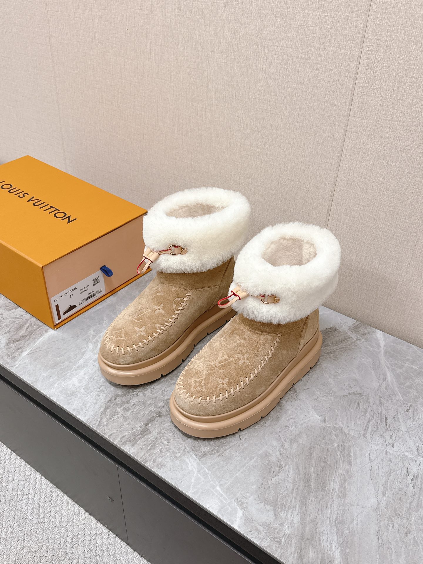 NO:588476,Louis Vuitton's latest autumn and winter catwalk models, furry mops and snow boots, are planted by many celebrity fashion bloggers. The item with the highest appearance rate in the LV show. The most popular body partition design at the moment. Combined with the hottest leather materials to create a neutral casual style. It is cool and yet casual. The overall details highlight the brand tone. It has a very fashionable and high-end sense. It can be matched with various styles of clothes. The upper is imported high-mercerized cowhide and the lining is real wool. It is super warm.  Original molded foam combination outsole Size 35-41 (40 41 customized, non-returnable),, louis vuitton, louis vuitton, louis vuitton, boots, cowhide19860909路易威登Louis Vuitton秋冬最新走秀款毛毛拖 雪地靴 超多明星时尚博主种草 lv秀场出镜率最高的单品 当下最流行的型体隔板设计 结合时下最火的皮料 打造中性休闲风格 酷感十足又不失随性 整体细节无不彰显品牌调性 极具时尚高级感 可搭配各种风格衣服 鞋面进口高丝光牛皮 内里真羊毛 超级暖和 原版开模发泡组合大底Size35-41（40 41订做不退换）,,louis vuitton,louis vuitton,louis vuitton,boots,cowhide,Men's shoes