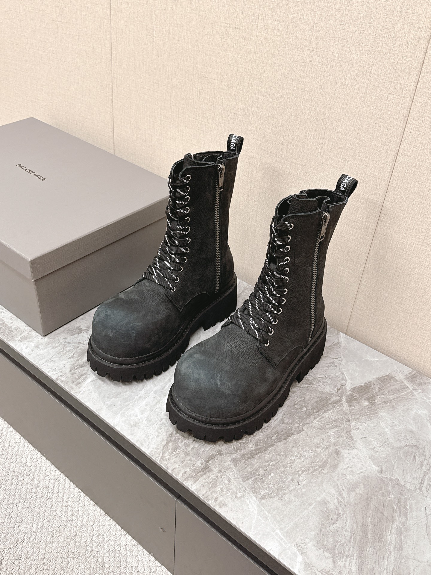 NO:588482,Balenciaga spring and summer show couple large leather shoes  Bajia has been leading the trend of big shoes and large boots, destroying the strike military boots with canvas uppers and becoming a must-have item for many fashionable KOLs. The steroid Mickey Derby, although a torture tool, must be worn on the feet, has become the obsession of fashion people. The extremely heavy ski boots that should appear in the ski resort have been paired with various loose camouflage/dungarees... So when this pair came out, everyone was actually surprised, but they felt that it did not exceed expectations, because this pair of Stompers  The body and sole of boots are basically the same as strike military boots. The toe part is made of leather to restore the exaggerated cocked head of Mickey Derby. This makes these shoes a qualitative improvement in texture and practical wearability. It is not as exaggerated as a bulldozer. It is precisely because of these characteristics that this pair of boots is destined to cause another wave of foot fever. Original rubber foam combination outsole, height 7.5CM, size 35-40  Male 39-45,,balenciaga,balenciaga,tom ford,burberry,boots19860909巴黎世家Balenciaga春夏秀款情侣大头皮鞋 巴家就一直在引领大鞋大靴的风潮破坏帆布鞋面的strike军靴,成为不少潮人KOL“人脚一双”的必备单品；类固醇米奇德比,虽然刑具但必须上脚成为时尚人的执着；本该出现在雪场的厚重无比的滑雪靴,被大家搭配上了各种宽松的迷彩/工装裤……所以在这双出来的时候其实大家有惊喜但会感觉没有超出预期,因为这双Stomper boots的鞋身和鞋底与strike军靴基本上无二致,鞋头部分则借用皮质还原了米奇德比的夸张大翘头,使得这双鞋子在质感上有了质的提升,又兼具了实穿性,不至于像推土机那样过于夸张,也正是因为这些特点,使得这双靴子注定又会在引起一波上脚热 原版橡胶发泡组合大底 高度7.5CM码数35-40 男39-45,,balenciaga,balenciaga,tom ford,burberry,boots,Men's shoes