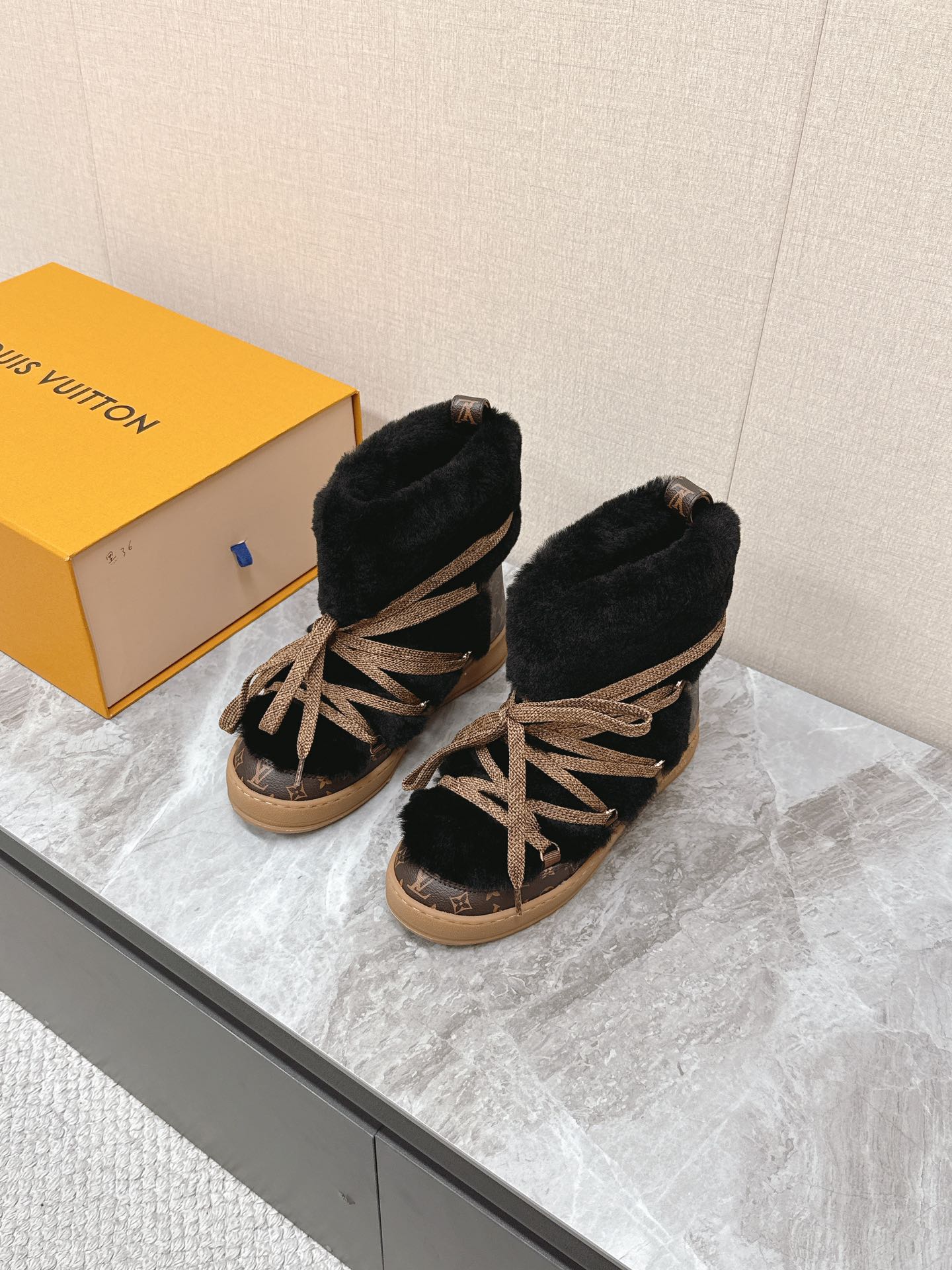 NO:588488,Louis Vuitton's latest snow boots for autumn and winter are planted by many celebrity internet celebrities. Real wool uppers are waterproof, windproof and warm. Now is the season, so those who want to buy it should hurry up and stock up. Wear shoes for running and jumping every day in winter. The most important thing is that the soles should be light!  Ultra-light, MAX comfort, it really feels like stepping on shit. With proven quality, you don’t need to choose too much when buying shoes, you really don’t!  Just to get the best value for money, a pair like this is enough for winter snow. The outsole is cold-resistant PU and rubber combination, non-slip outsole, size 35-40, louis vuitton, louis vuitton, boots19860909路易威登Louis Vuitton秋冬最新款雪地靴 超多明星网红种草 真羊毛鞋面 防水防风又保暖 现在正当季,剁手党抓紧囤起来,冬天穿着鞋子每天跑跑跳跳,最重要就是鞋底要轻便！超轻便,舒适感MAX,真的是踩屎感十足 经得住考验的品质,买鞋不用太多选择,真不需要！就是争取到最高性价比,冬季雪地里这样一双足以 大底耐寒PU加橡胶组合防滑大底码数35-40,,louis vuitton,louis vuitton,boots,Men's shoes