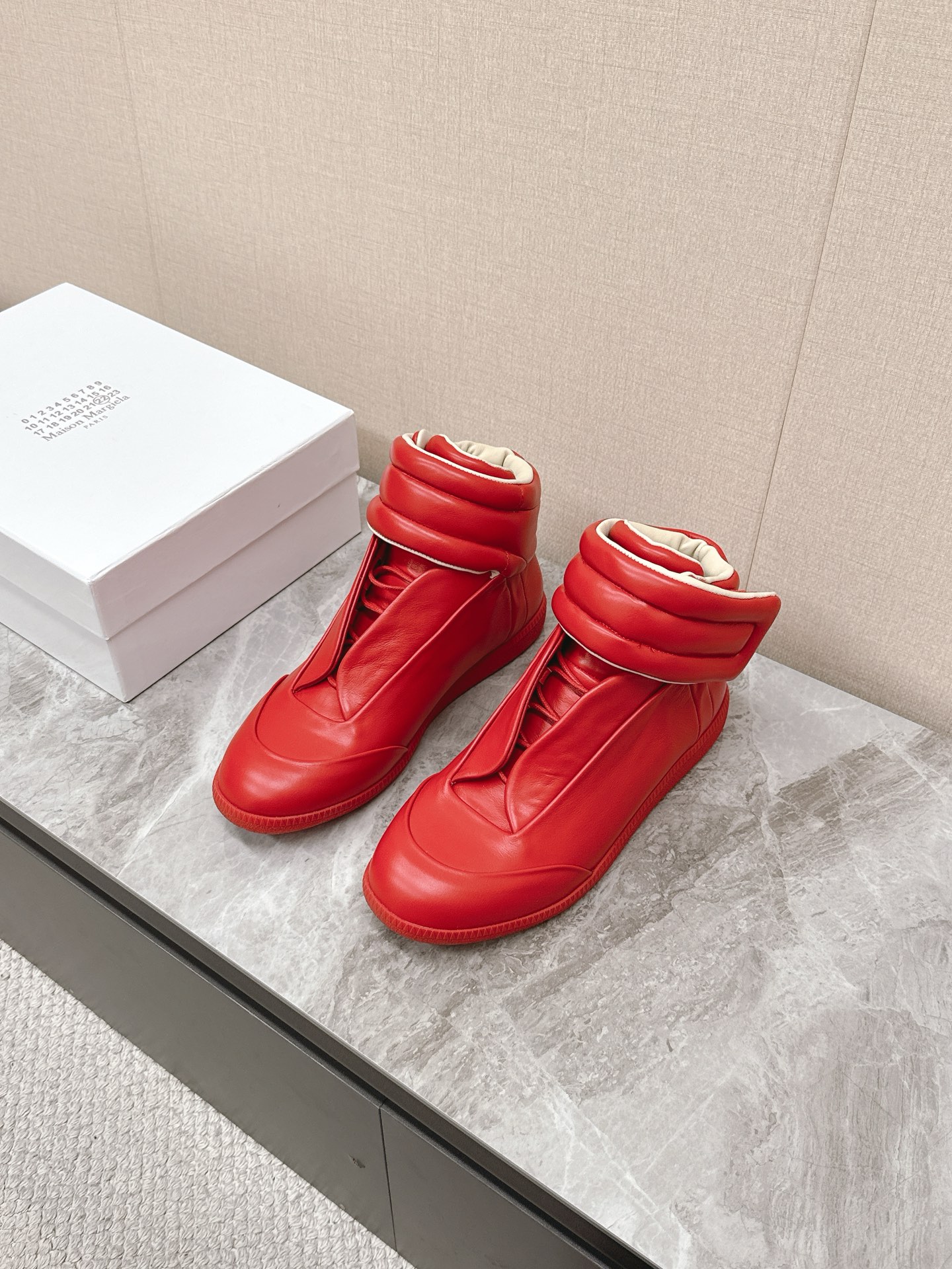 NO:589875,Men's 10 Martin Margiela Pure Future Couple Style Sneakers High-top Shoes Do you remember this pair of Future sneakers that led the trend of high-end sneakers?  It has returned with a bang and has once again become the focus of fashion. It has won the love of countless fans with its unique design concept and excellent comfort. Now this classic has finally returned to the world, allowing us to feel its charm again. Hidden strap design abandons traditional shoelaces to make the entire upper more concise and elegant. The soft calfskin creates an integrated upper with full texture, which makes you feel like you are in the clouds when worn on your feet. The same-color sole is simple yet fashionable, allowing you to easily become the focus of the street.  As a must-have for enthusiasts, this pair of shoes not only carries the history of fashion, but is also the first choice for new Margiela fans to experience luxury sneakers. Original Oxford rubber outsole. Size: 35-40 for women, 39-44 for men, masion margiela, sneakers, cowhide19860909男装10 Martin Margiela马吉拉纯Future情侣款 运动鞋 高帮鞋 还记得这双引领高端运动鞋潮流的Future运动鞋吗？它重磅回归了 再次成为时尚焦点以其独特的设计理念和出色的舒适度赢得了无数粉丝的喜爱.如今 这款经典之作终于重现江湖 让我们再次感受到它的魅力 隐藏式束带设计 摒弃传统鞋带 让整个鞋面更加简洁大气 柔软的小牛皮打造一体化鞋面,质感十足,穿在脚上仿佛置身于云端 同色调鞋底,简约而不失时尚感,让你轻松成为街头焦点 作为爱好者的必收之作,这双鞋不仅承载着时尚历史 更是 Margiela 新粉丝的入门首选感受奢华运动鞋 原版牛津橡胶大底 码数女35-40 男39-44,,masion margiela,sneakers,cowhide,Men's shoes