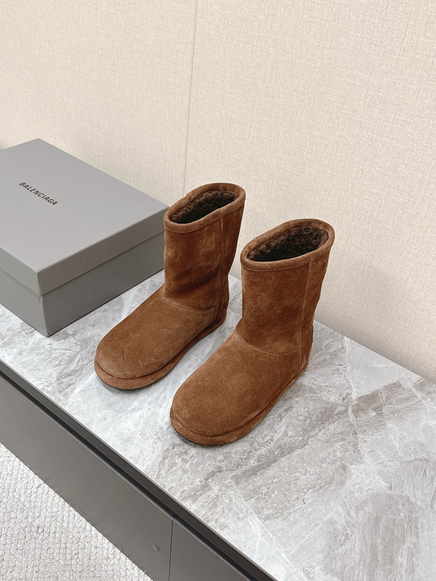 NO:605042,BALENCIAGA Balenciaga's latest ski series for autumn and winter. Snow boots. Many celebrities and Internet celebrities have planted grass. Details are perfectly reproduced. The designer launches to explore the concept of originality and appropriation in the fashion industry, pay tribute to heritage and classics with a new series, and break the conventional design with the iconic Balenciaga abstraction. It collides with new creative ideas that are witty and harmonious, and has a one-to-one approach to the original. All fabrics are customized, high mercerization, real wool lining, and original exclusive molded non-slip outsole.  Size35-40 (40 orders are not returnable),,balenciaga,balenciaga,boots19860909BALENCIAGA巴黎世家秋冬最新款滑雪系列 雪地靴  超多明星网红种草 细节完美复刻 设计师推出探索时尚界对于原创与挪用的概念、以全新系列致敬传承与经典,以标志性Balenciaga抽象打破常规设计 碰撞出诙谐又和谐的新创意、了原版一比一做法 面料全部定制 高丝光 内里真羊毛 原版独家开模防滑大底 Size35-40（40订做不退换）,,balenciaga,balenciaga,boots,Men's shoes