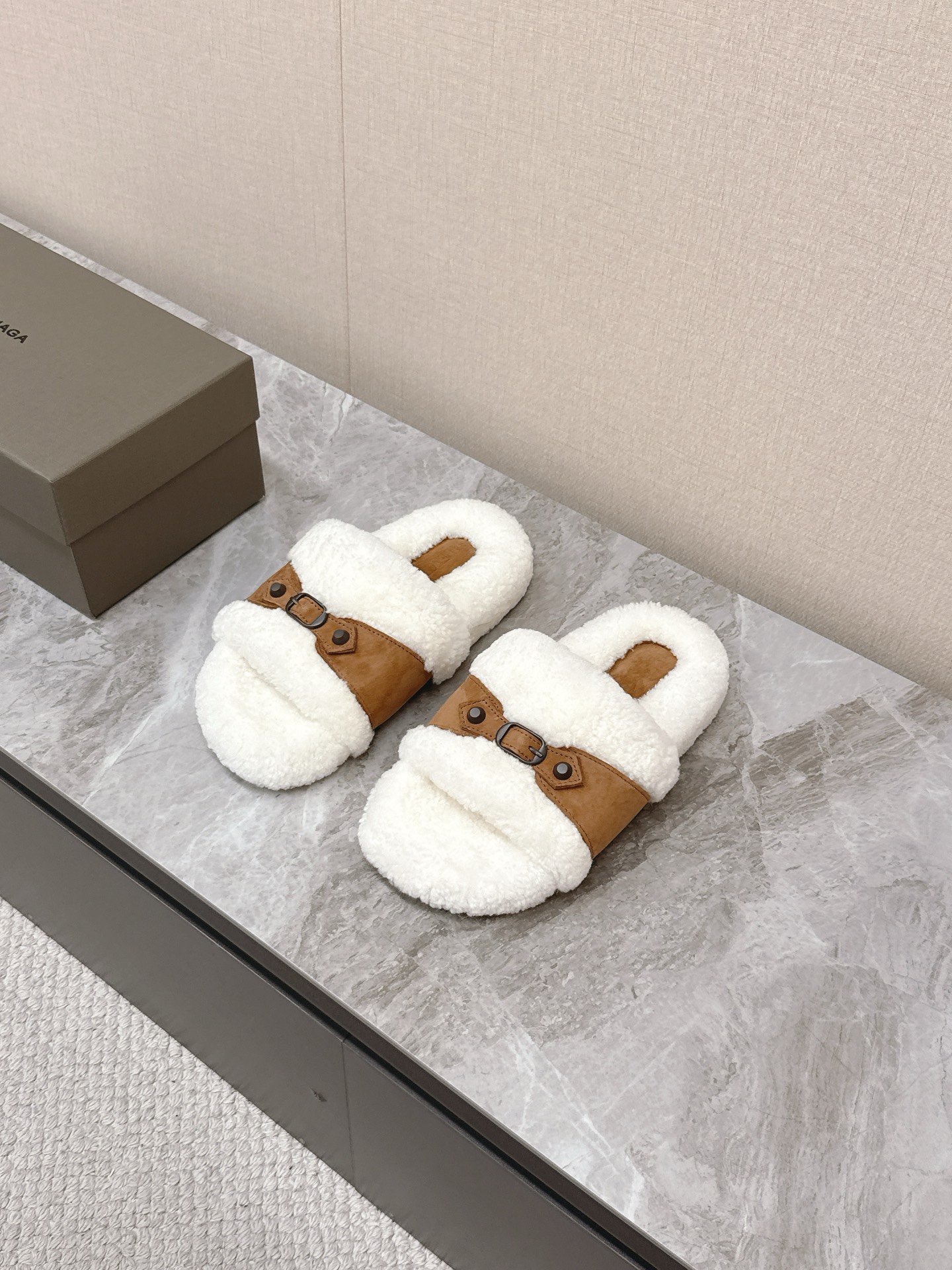 NO:605045,BALENCIAGA Balenciaga's latest furry slippers for autumn and winter. A favorite among fashion bloggers and European and American stars. A must-have for winter. Fashionable but not overly ostentatious. The upper is imported high-mercerized cowhide. The lining is made of real wool. It is particularly fluffy and soft, skin-friendly and feels particularly comfortable. Exquisite hand-sewn stitching. The foot logo is embellished with a high-end feel. Original rubber non-slip and wear-resistant sole. Size35-40,,balenciaga,balenciaga,cowhide19860909BALENCIAGA巴黎世家秋冬最新款毛毛拖 时装博主与欧美明星大爱款 冬季必备款 时尚却不过分张扬鞋面进口高丝光牛皮 内里真羊毛 特别的蓬松柔软、亲肤脚感特别舒服 精致的手工缝纫走线 垫脚logo点缀高级感满满 原版橡胶防滑耐磨底 Size35-40,,balenciaga,balenciaga,cowhide,Men's shoes