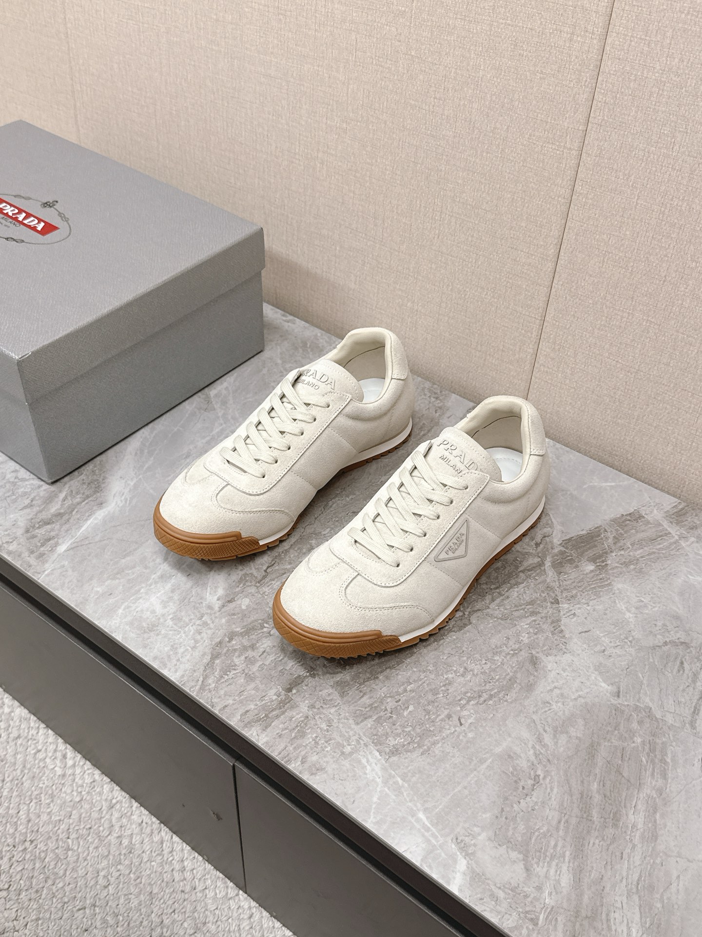 NO:605048,PRADA Prada's latest retro couple's triangular logo casual shoes, planted by many star fashion bloggers, catwalk style, full of retro fashion, casual and versatile, fashionable and casual, unique taste, everyone loves it and can easily control it. Simple design, highly recognizable triangle logo embellishment, full of brand value, casual and fashionable, perfect for both feet, simple and handsome upper, imported calfskin material, mixed sheepskin lining, original non-slip rubber combination outsole Size 35-40  Male 39-44,,prada,prada,cowhide,sheepskin19860909PRADA普拉达最新复古情侣款三角标 休闲鞋  超多明星时尚博主种草 走秀款 复古感时髦满满 随意百搭 时尚休闲 独到味道人人都爱也轻松驾驭 简约的设计 极具辨识度的三角标点缀 品牌价值感拉满 休闲时髦 两不失误 上脚简单帅气 面料进口小牛皮 内里混种羊皮 原版防滑橡胶组合大底Size35-40 男39-44,,prada,prada,cowhide,sheepskin,Men's shoes