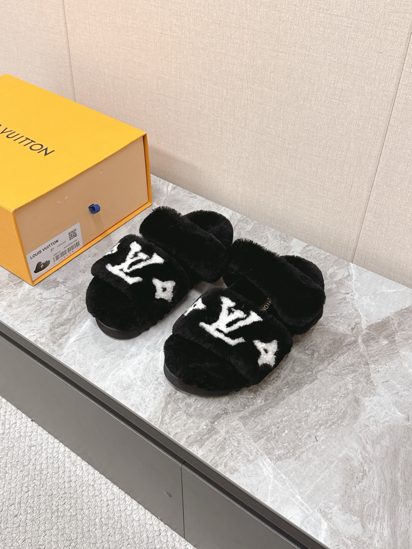 NO:620821,Louis Vuitton's latest furry slippers for autumn and winter~ These furry slippers are also very good-looking and very high-end. They are perfect when paired with denim shorts for autumn and winter!  Put it on and you will instantly have your ideal height!  A favorite style, with fashionable elements, the appearance of the upper is full of nobility. Wearing it can always show the fashionable charm of women. It is fashionable but not overly flamboyant. The upper is made of genuine wool. The outsole is full of high-end original molded non-slip outsole. Size 35-40, louis vuitton, louis vuitton, slippers, shorts19860909路易威登lv秋冬最新款毛毛拖鞋～ 这双毛拖也是好好看非常高级呀 搭配秋冬的牛仔短裤 简直就是完美呀！穿上立马拥有理想的身高有没有！大爱款,有时尚元素,鞋面外表 贵气感十足 穿上它总能展现女性时尚韵味 时尚却不过分张扬,鞋面真羊毛 满满的高级感大底原版开模防滑大底 码数35-40,,louis vuitton,louis vuitton,slippers,shorts,Men's shoes