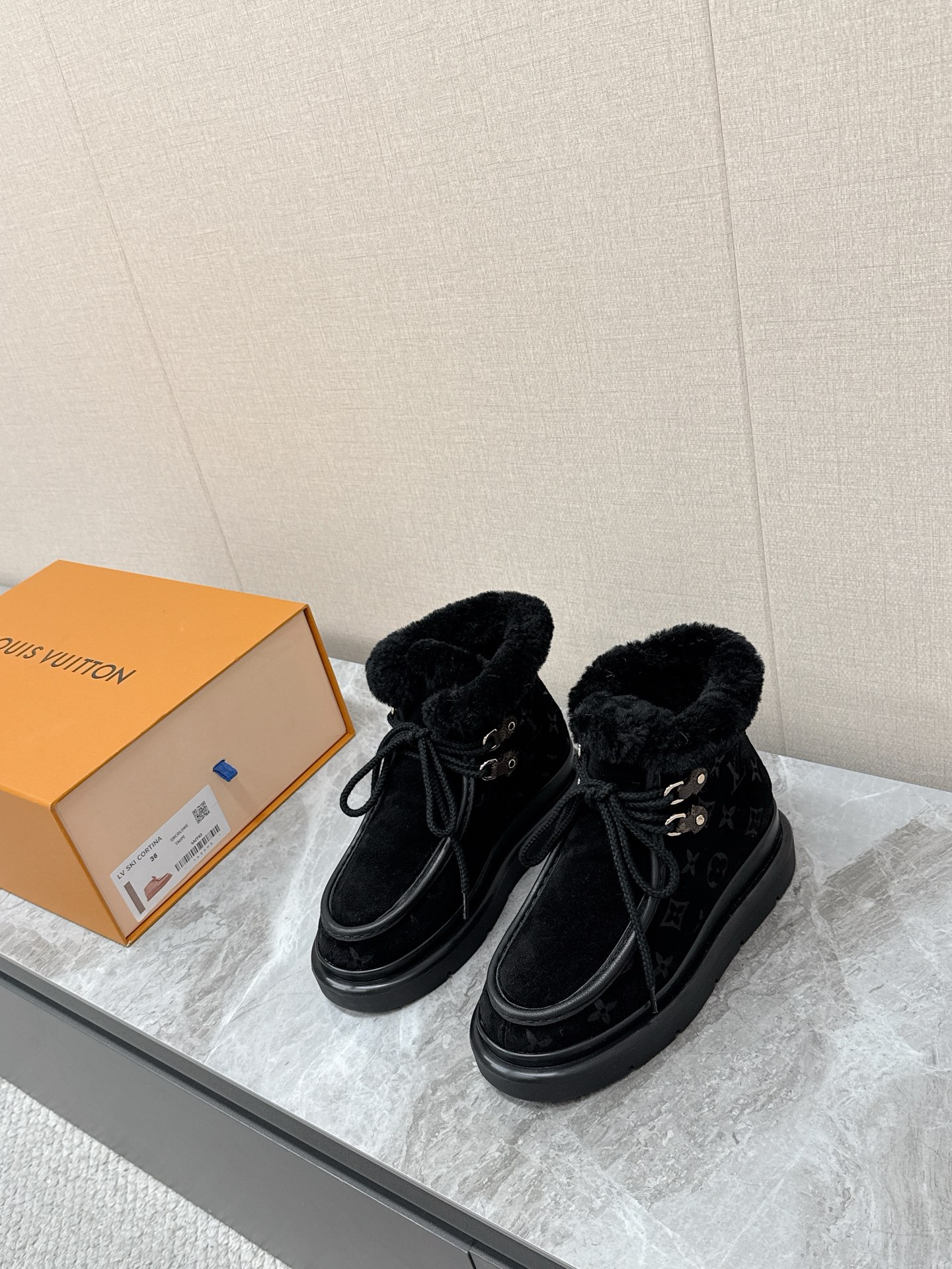 NO:621070,Louis Vuitton's latest fall and winter catwalk style, snow boots, has been cultivated by many celebrity fashion bloggers. The single product with the highest appearance rate in LV shows. The most popular body partition design at the moment. Combined with the hottest leather materials to create a neutral casual style. It is cool and yet casual. The overall details highlight the brand tone. It has a very fashionable and high-end sense. It can be matched with various styles of clothes. The upper is imported high mercerized cowhide and the lining is real wool. It is super warm.  Original molded foam combination outsole Size 35-41 (40 41 customized, non-returnable),, louis vuitton, louis vuitton, louis vuitton, boots, cowhide19860909路易威登Louis Vuitton秋冬最新走秀款 雪地靴 超多明星时尚博主种草 lv秀场出镜率最高的单品 当下最流行的型体隔板设计 结合时下最火的皮料 打造中性休闲风格 酷感十足又不失随性 整体细节无不彰显品牌调性 极具时尚高级感 可搭配各种风格衣服 鞋面进口高丝光牛皮 内里真羊毛 超级暖和 原版开模发泡组合大底Size35-41（40 41订做不退换）,,louis vuitton,louis vuitton,louis vuitton,boots,cowhide,Men's shoes