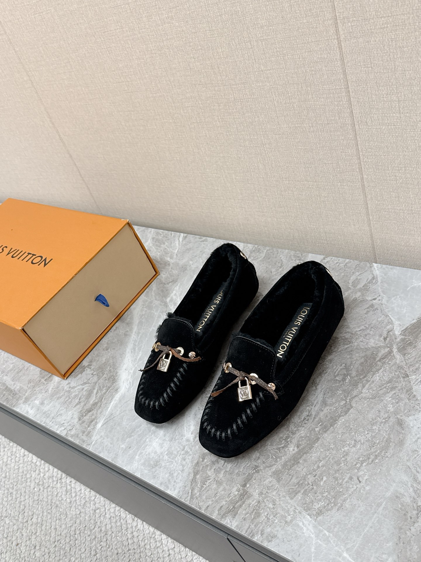 NO:621072,Donkey brand LouisVuitton Louis Vuitton's latest autumn and winter beanie shoes, furry shoes, many celebrity Internet celebrities have planted grass, very popular thin-soled design elements, simple cowhide stitching and brand logo hardware lock embellishment, very recognizable, super versatile and good-looking on the feet, adjusted countless times, soft wearing experience, full foot comfort. Fabric: original custom imported first-layer cowhide, real wool lining, super warm  Original open mold injection TPU material Size: 35-41 (40 41 customization is not returnable),, louis vuitton, louis vuitton, louis vuitton, cowhide19860909驴牌LouisVuitton路易威登秋冬最新款 豆豆鞋 毛毛鞋 超多明星网红种草 非常火的薄底设计元素 简简单单的牛皮拼接加上品牌logo五金锁扣点缀 非常有辨识度 上脚超级百搭好看 调试无数次楦型 轻柔穿着体验 脚感舒适度拉满 面料:原版定制进口头层牛皮 内里真羊毛里 超级暖和 原版开模注塑TPU材质Size:35-41（40 41定制不退换）,,louis vuitton,louis vuitton,louis vuitton,cowhide,Men's shoes