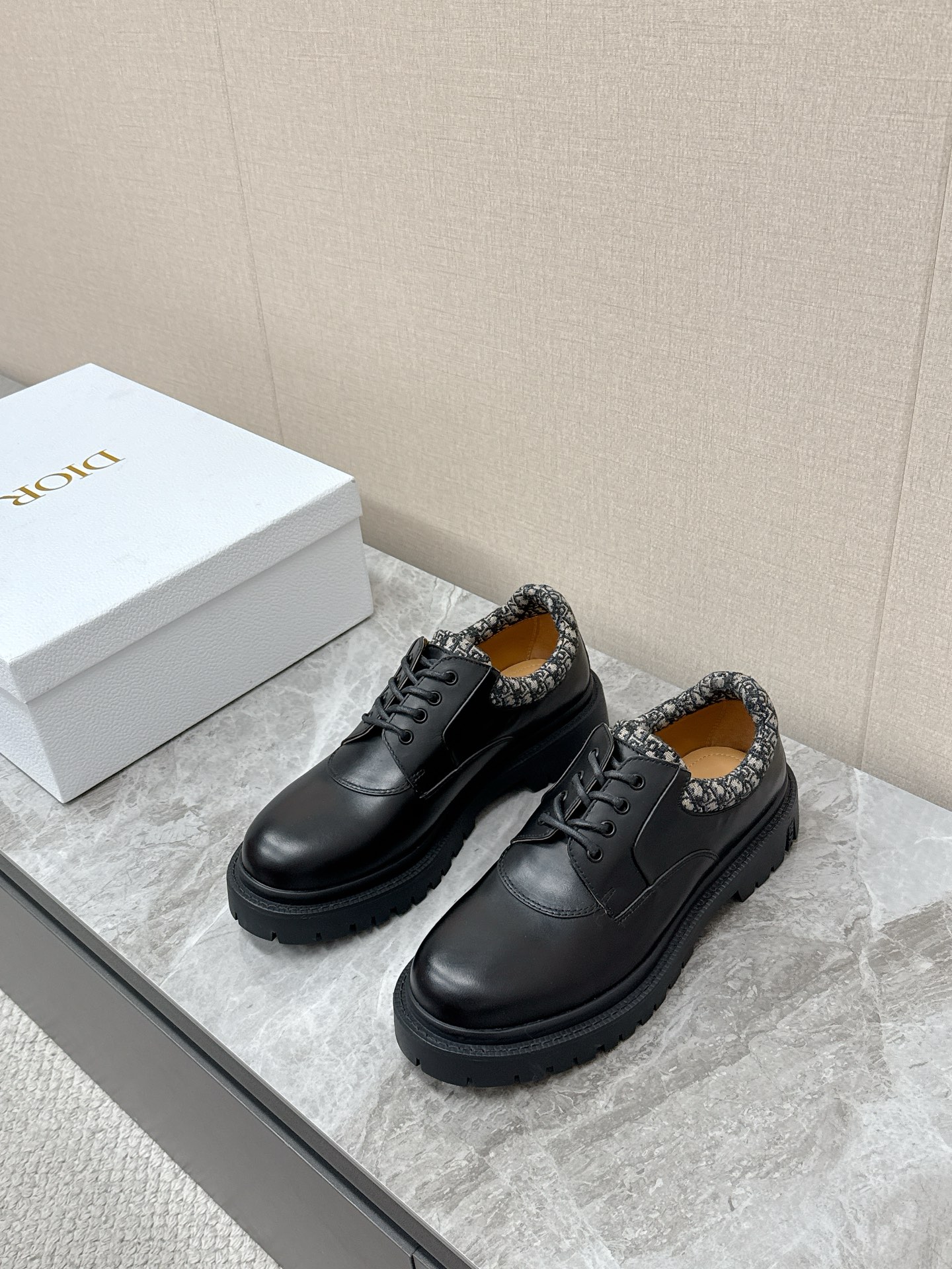 NO:621068,Dior Dior's 2025 latest old-money style small leather shoes. There are many celebrity Internet celebrities. They are definitely this year's big hit. They are very good-looking. Simple upper design. Very brand-recognizable presbyopia embellishment. Full of details. The upper foot is large and the legs are slim. The temperament is just right. Instantly heightens the height. A proper height-increasing artifact. The upper material is imported calfskin. The lining is mixed sheepskin. The original combination rubber outsole is light and comfortable.  Size39-45,,dior,dior,cowhide,sheepskin19860909Dior迪奥2025最新款老钱风小皮鞋 超多明星网红种草 绝对是今年的大爆款贼好看 简约的鞋面设计 极具品牌辨识度的老花点缀 细节拉满 上脚大气显腿瘦气质这块刚好拿捏 瞬间拉高身高 妥妥的增高神器 鞋面进口材料小牛皮 内里混种羊皮 原版组合橡胶大底轻便舒适 Size39-45,,dior,dior,cowhide,sheepskin,Men's shoes