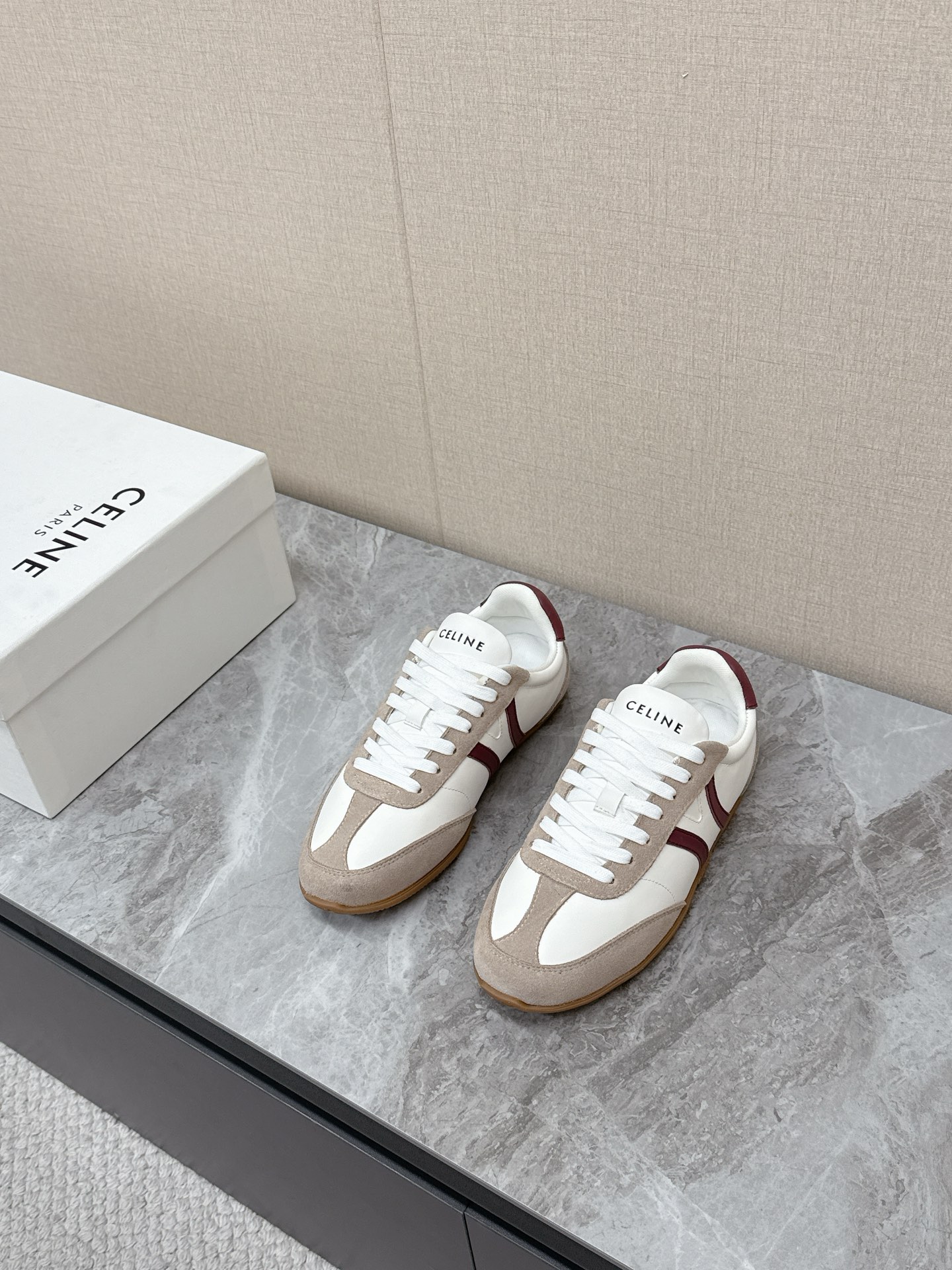 NO:639764,Men's 20 Celine's latest casual shoes for couples, moral sneakers, white shoes, purchased and developed at the counter for 6950 RMB. A pair of shoes full of street style, the latest big C design is very good. This shoe has its own unique design, the leather upper is very easy to take care of, original and unique. The LOGO on the side and heel makes it simple and not out of place. It is a perfect pair of white shoes~~Cow leather upper, breathable mesh lining  Original TPU foam outsole size35-40,,celine,sneakers,cowhide19860909男装20 Celine思琳最新情侣款休闲鞋德训运动鞋 小白鞋,专柜6950RMB购入开发 充满街头感的一双鞋子,最新大C设计非常赞 这款鞋有它自己独特的设计,皮革鞋面非常好打理,独出心裁,别具一格,侧面与后跟的LOGO让他简单又不失调性,完美的一双小白鞋~~鞋面牛皮 内里透气网纱内里 原版TPU发泡大底 size35-40,,celine,sneakers,cowhide,Men's shoes