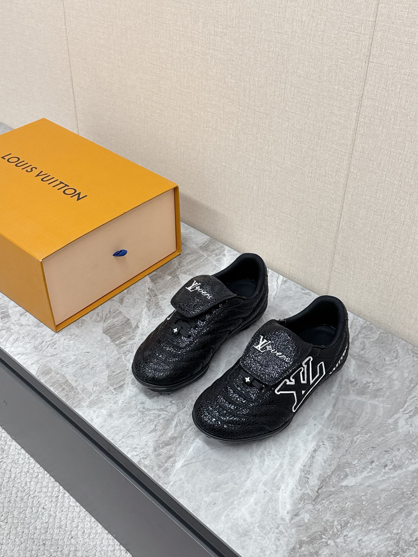 NO:639747,LV Louis Vuitton's latest Footprint series, couple's football sneakers, originally purchased, developed and made. This Footprint Soccer sneaker is the first sneaker designed by Pharrell Williams inspired by football shoes. The shoe is inspired by the football movement that spans generations and cultures. The shoe is famous for its smooth design, with the dynamic IV Initials logo on the side, the tongue is embellished with the Lvers United badge inspired by the football team, and the sole pattern rubber sole is decorated with multiple Louis Vuitton logos. Exquisite packaging at the delivery counter. Fabric: original imported first-layer cracked cowhide, original custom-made soft sheepskin lining, original molded two-color TPU combination sole, sole thickness 3.5CM19860909LV路易威登最新Footprint系列 情侣款足球运动鞋 原版购入开发 做货 这款 Footprint Soccer 运动鞋是Pharrell Williams 首次以足球鞋为灵感设计的运动鞋.鞋款的灵感来自跨越世代和文化的足球运动 鞋款以流丽的设计著称,侧面以富动感的IV Initials标志点缀,鞋舌缀有灵感来自足球队伍的Lvers United徽章,而脚掌纹橡胶鞋底饰有多款路易威登标志 配送专柜精美包装 面料:原版进口头层爆裂纹牛皮 内里原版定制柔软羊皮里 鞋底原版开模双色TPU组合底 底厚3.5CM Size:女款35-41 / 男款39-45,,louis vuitton,louis vuitton,versace,sneakers,cowhide,sheepskin,Men's shoes