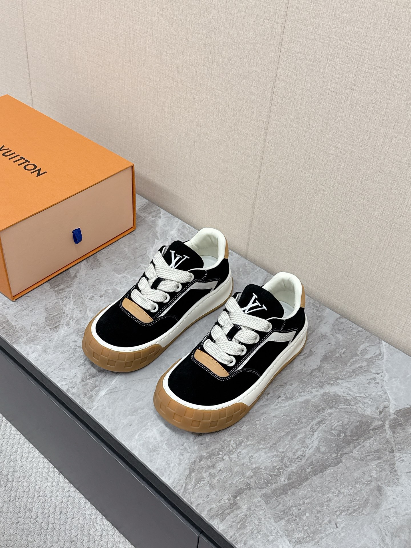 NO:639749,Louis Vuitton Louis Vuitton's latest biscuit shoes for couples, casual shoes, planted by many celebrity Internet celebrities, originally purchased and developed, the details are completely matched, very comfortable on the feet, luxury materials, fine workmanship, the midsole is printed with English letters made in Europe, the upper is spliced with suede imported from Italy, the side is decorated with the brand LOGO and signature, the latest latex foot mesh lining, the foot feels super comfortable. The original factory specializes in the original two-color TPU combination outsole. Package process  Goodyear stitched hem Size female 35-40 male 39-45, louis vuitton, louis vuitton, chamois leather19860909Louis vuitton路易威登最新情侣款饼干鞋 休闲鞋 超多明星网红种草 原版购入开发 细节完全对版 上脚非常舒适 奢侈用料,做工精细,中底印有欧洲制造英文字母鞋面由意大利进口麂皮拼接,侧边饰有品牌LOGO标志及签名,最新乳胶垫脚网布内里,脚感超舒适.原厂特供原版双色TPU组合大底.套包工艺 固特异缝合锁边Size女35-40 男39-45,,louis vuitton,louis vuitton,chamois leather,Men's shoes