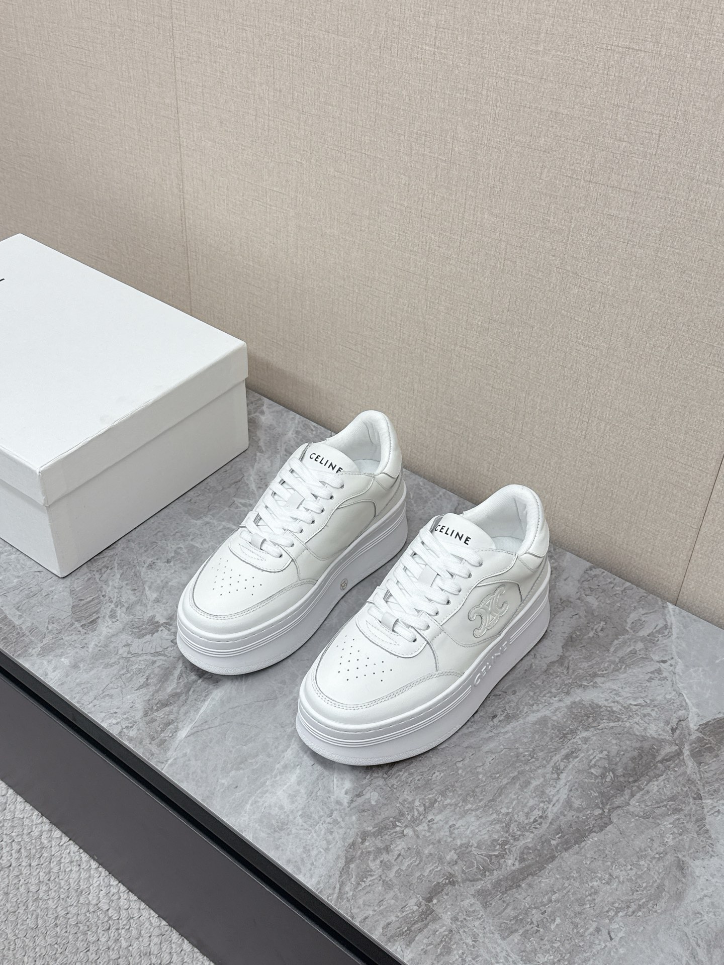 NO:639932,CELINE's latest thick-soled white shoes for spring and summer. Casual shoes with many stars and Internet celebrities. Lisa's same light luxury style white shoes. Simple and comfortable, clean and tidy, taller and slimmer. Whether worn alone or paired with wide-leg pants, high street and retro together to make CELINE girl's upper. Calfskin upper. Imported mesh outsole inside. Original 11-step private model outsole Size 35-40,,celine,cowhide19860909CELINE思琳春夏最新款厚底小白鞋 休闲鞋超多明星网红种草 Lisa同款轻奢风格的小白鞋 简单舒服,干净利落,增高显腿细,无论是单穿还是搭配阔腿裤,高街又复古一起来做CELINE女孩鞋面头层小牛皮 内里进口网布大底原版11做法私模大底Size35-40,,celine,cowhide,Men's shoes