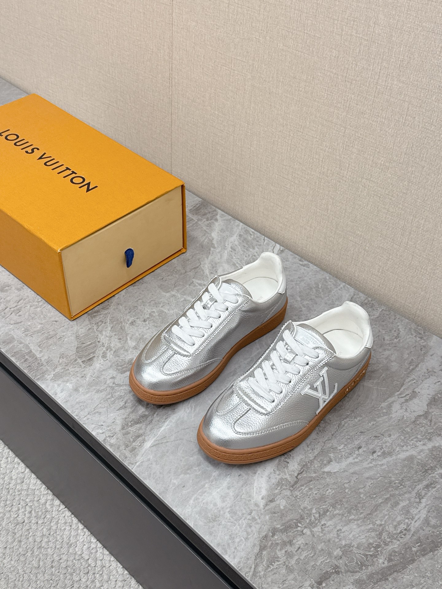 NO:639935,Louis Vuitton Louis Vuitton's latest biscuit shoes casual shoes. Many celebrity fashion bloggers have planted grass. The original version was purchased and developed. The details are completely matched. The feet feel super comfortable, retro and fashionable. The thick and light rubber combination outsole achieves a comfortable experience. Unique design. The highly recognizable logo embellishment all highlights the brand tone. Original custom calfskin lining mixed sheepskin. Original private model TPU outsole Size 35-40,,louis vuitton,louis  vuitton,cowhide,sheepskin19860909Louis Vuitton 路易威登最新款 饼干鞋休闲鞋 超多明星时尚博主种草 原版购入开发 细节完全对版 脚感超级舒服 复古又有时尚感 厚实而轻盈的橡胶组合外底实现舒适体验 独特的设计 极具辨识度的logo点缀无不彰显品牌调性 原版定制小牛皮内里混种羊皮 原版私模TPU大底Size35-40,,louis vuitton,louis vuitton,cowhide,sheepskin,Men's shoes