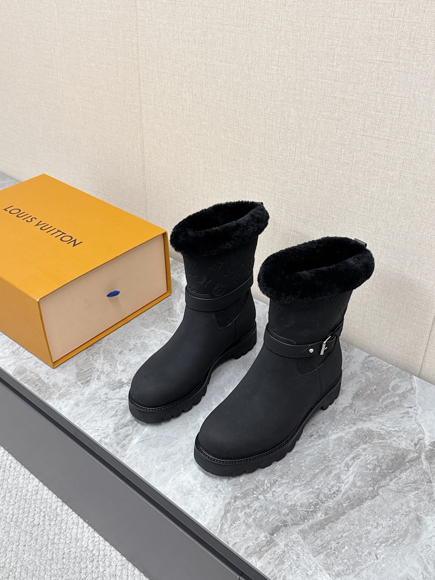 NO:639940,Louis Vuitton's latest furry short boots for autumn and winter. There are many celebrities and Internet celebrities. They are super warm at first glance. Shoppers should hurry up and stock up. Wear shoes for running and jumping every day in winter. The most important thing is that the soles should be light!  Ultra-light, MAX comfort, it really feels like stepping on shit. With proven quality, you don’t need to choose too much when buying shoes, you really don’t!  Just to get the best value for money, a pair like this is enough for winter snow. Nubuck leather upper, real wool lining, cold-resistant PU plus rubber outsole, non-slip outsole, size 35-40,,louis vuitton,louis vuitton,boots19860909路易威登Louis Vuitton秋冬最新款毛毛短靴 超多明星网红种草 一看就超暖和 剁手党抓紧囤起来,冬天穿着鞋子每天跑跑跳跳,最重要就是鞋底要轻便！超轻便,舒适感MAX,真的是踩屎感十足 经得住考验的品质,买鞋不用太多选择,真不需要！就是争取到最高性价比,冬季雪地里这样一双足以 鞋面磨砂皮 内里真羊毛 大底耐寒PU加橡胶组合防滑大底码数35-40,,louis vuitton,louis vuitton,boots,Men's shoes