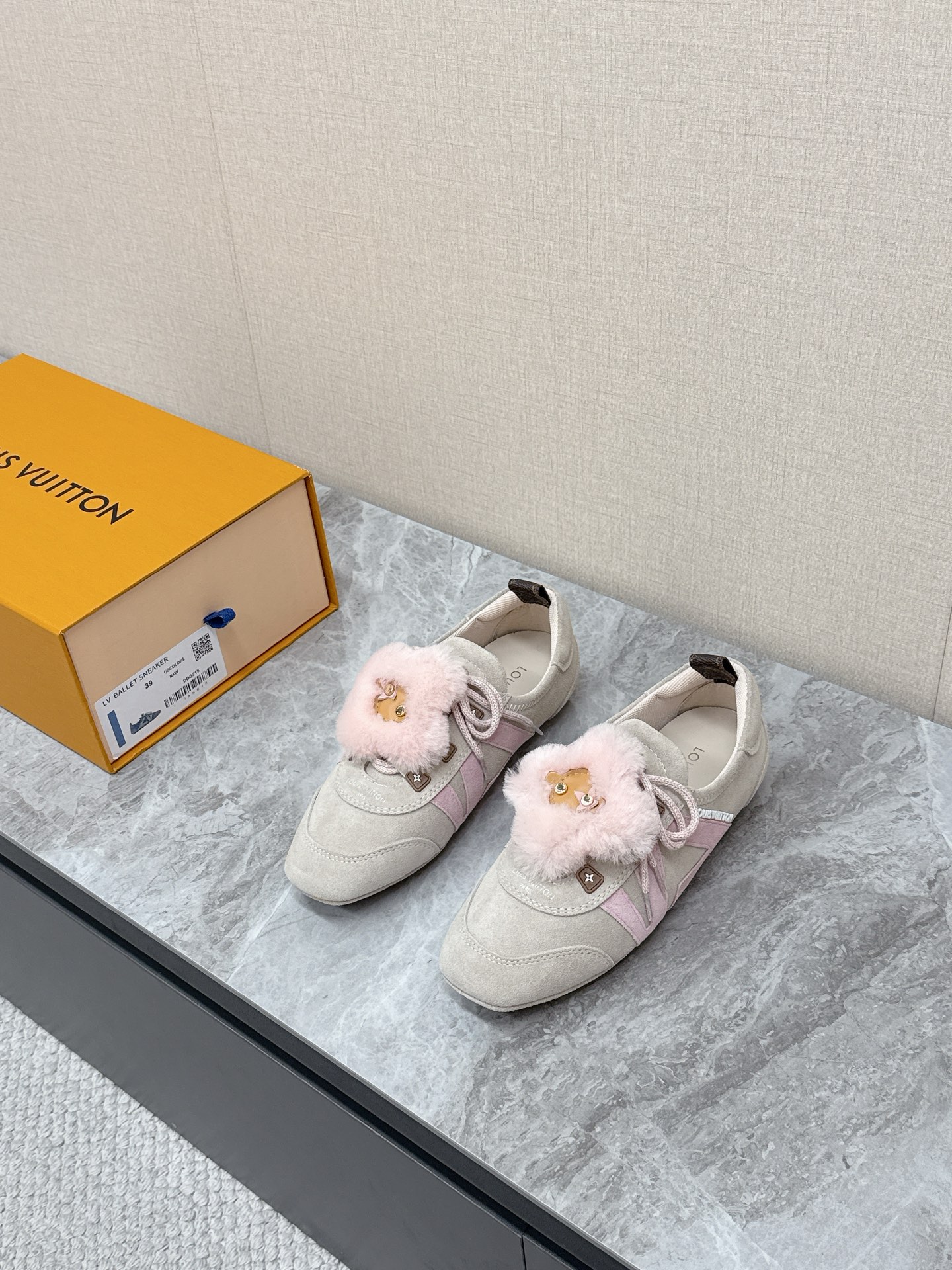 NO:783659,Louis Vuitton Louis Vuitton donkey brand spring and summer Sneakerina series ballet sneakers, moral training shoes, flat shoes. Purchased three original pairs to develop perfect replicas of Sneakerina. Ballet style sneakers are made of silky suede cow leather to create smooth lines. They have the light structure of ballet shoes and the comfortable texture of sneakers. The LV logo on the side and the Monogram canvas back strap are rich in details. Sacchetto craftsmanship and TPU outsoles upgrade the soft wearing experience.  Bottom thickness 1.5CM Fabric: Original custom-made imported first-layer cowhide Lining Original custom-made breathable mesh sole Original molded injection TPU material Size: 35-42 (customized 41 42) 6, casual shoes/sports shoes, louis vuitton, louis vuitton, louis vuitton, louis vuitton, flats, sneakers, cowhide19860909Louis Vuitton路易威登驴牌春夏Sneakerina系列 芭蕾运动鞋 德训鞋 平底鞋 原版三对购入开发完美复刻Sneakerina 芭蕾风运动鞋以丝滑绒面牛皮革塑造流畅线条 兼具芭蕾舞鞋的轻盈构型和运动鞋的舒适质感.侧面 LV 标识和Monogram 帆布后袢带丰富细节,Sacchetto 工艺和 TPU 外底升级轻柔穿着体验 底厚1.5CM 面料:原版定制进口头层牛皮 内里原版定制透气网里鞋底原版开模注塑TPU材质Size:35-42（41 42定制）6,休闲鞋/运动鞋,louis vuitton,louis vuitton,louis vuitton,louis vuitton,flats,sneakers,cowhide,Women's Shoes