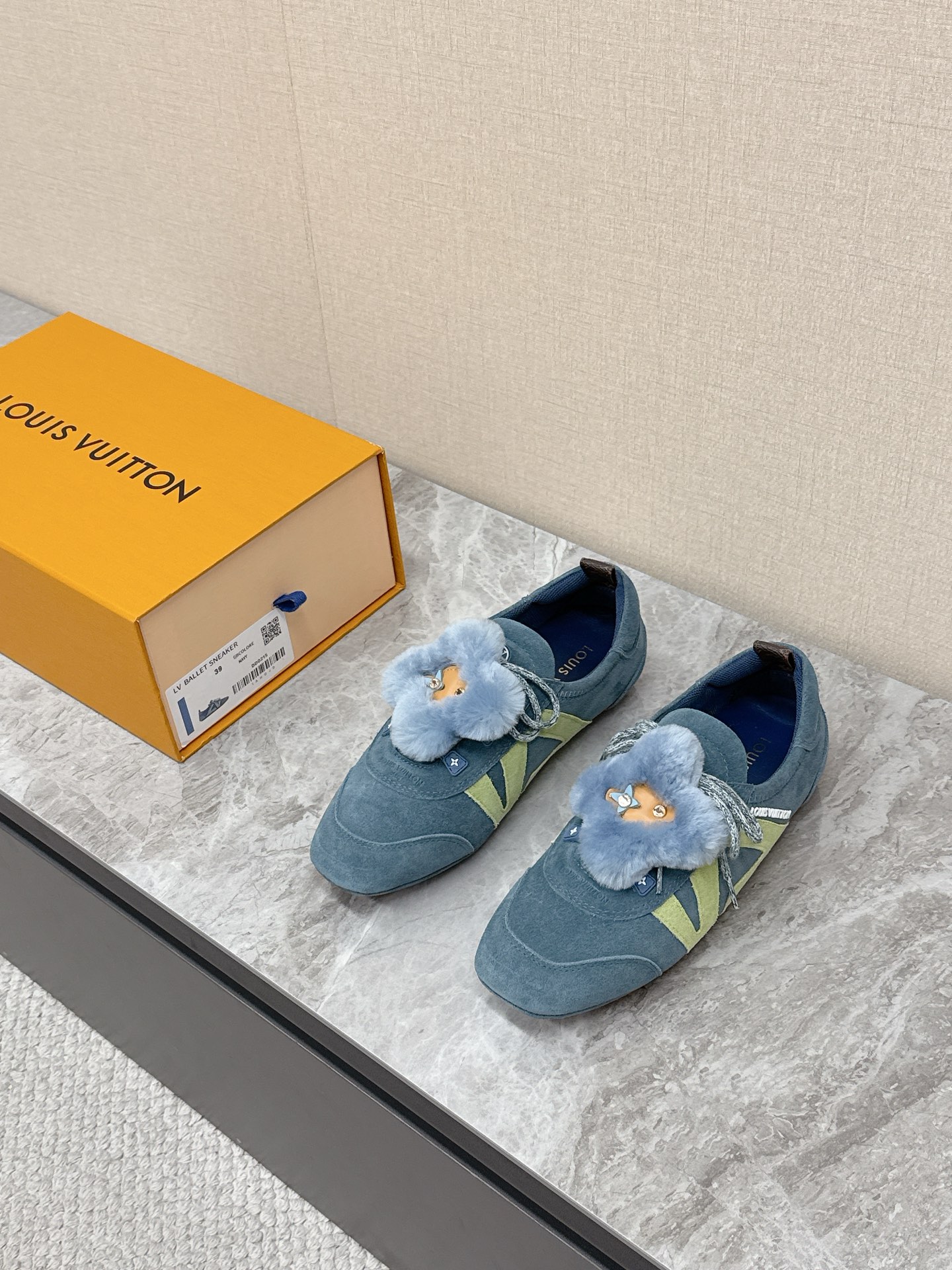 NO:639945,Louis Vuitton Louis Vuitton donkey brand spring and summer Sneakerina series ballet sneakers, moral training shoes, flat shoes. Purchased three original pairs to develop perfect replicas of Sneakerina. Ballet style sneakers are made of silky suede cow leather to create smooth lines. They have the light structure of ballet shoes and the comfortable texture of sneakers. The LV logo on the side and the Monogram canvas back strap are rich in details. Sacchetto craftsmanship and TPU outsoles upgrade the soft wearing experience.  Bottom thickness 1.5CM Fabric: Original custom-made imported first-layer cowhide, original custom-made breathable mesh lining, sole, original open-molded injection molded TPU material19860909Louis Vuitton路易威登驴牌春夏Sneakerina系列 芭蕾运动鞋 德训鞋 平底鞋 原版三对购入开发完美复刻Sneakerina 芭蕾风运动鞋以丝滑绒面牛皮革塑造流畅线条 兼具芭蕾舞鞋的轻盈构型和运动鞋的舒适质感.侧面 LV 标识和Monogram 帆布后袢带丰富细节,Sacchetto 工艺和 TPU 外底升级轻柔穿着体验 底厚1.5CM 面料:原版定制进口头层牛皮 内里原版定制透气网里鞋底原版开模注塑TPU材质Size:35-42（41 42定制）,,louis vuitton,louis vuitton,louis vuitton,louis vuitton,flats,sneakers,cowhide,Men's shoes