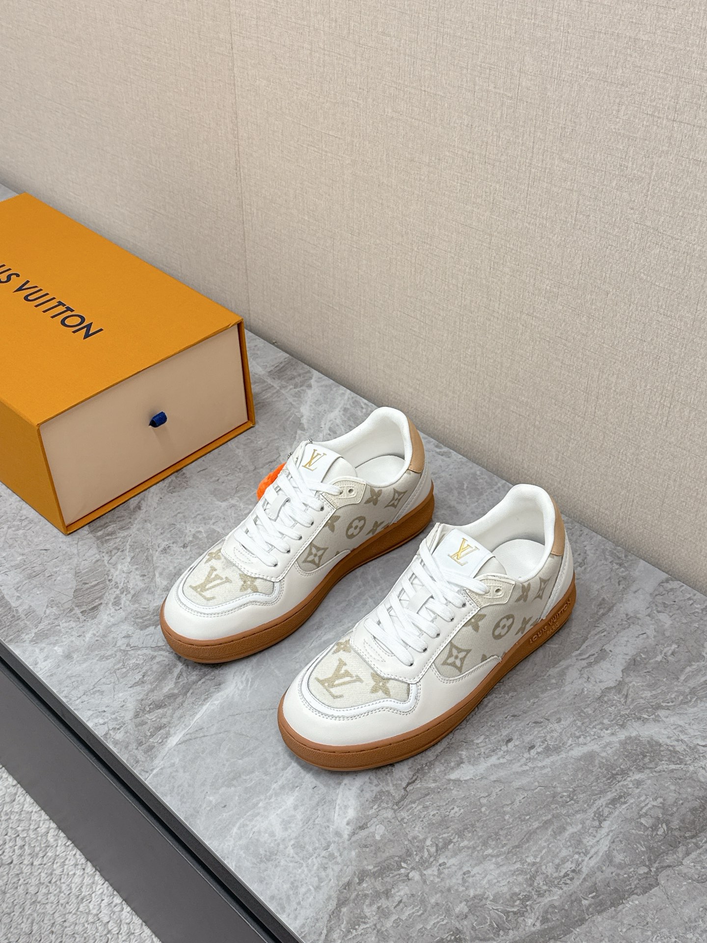 NO:663938,Louis Vuitton LV spring and summer new sports moral training shoes. One shoe is hard to find at the counter. Each store has a limited quota. Many Internet celebrity fashion bloggers have planted grass. Original purchase and development, perfect replica. Embossed logo brand elements embellish the upper and lightweight rubber outsole, classic moral training partition design. Fabric: Original imported cowhide. Original custom-made breathable mesh cowhide lining on the sole. Original open-molded TPU outsole material Size35-40, male 39-45, Louis Vuitton  vuitton,louis vuitton,cowhide19860909路易威登LV春夏新款运动德训鞋 专柜一鞋难求 每个店铺配额有限 超多网红时装博主种草 原版购入开发 完美复刻 压花logo品牌元素点缀鞋面和轻质橡胶外底,经典的德训隔板设计 面料: 原版进口牛皮 内里原版定制透气网里牛皮里 鞋底原版开模TPU大底材质Size35-40 男39-45,,louis vuitton,louis vuitton,cowhide,Men's shoes