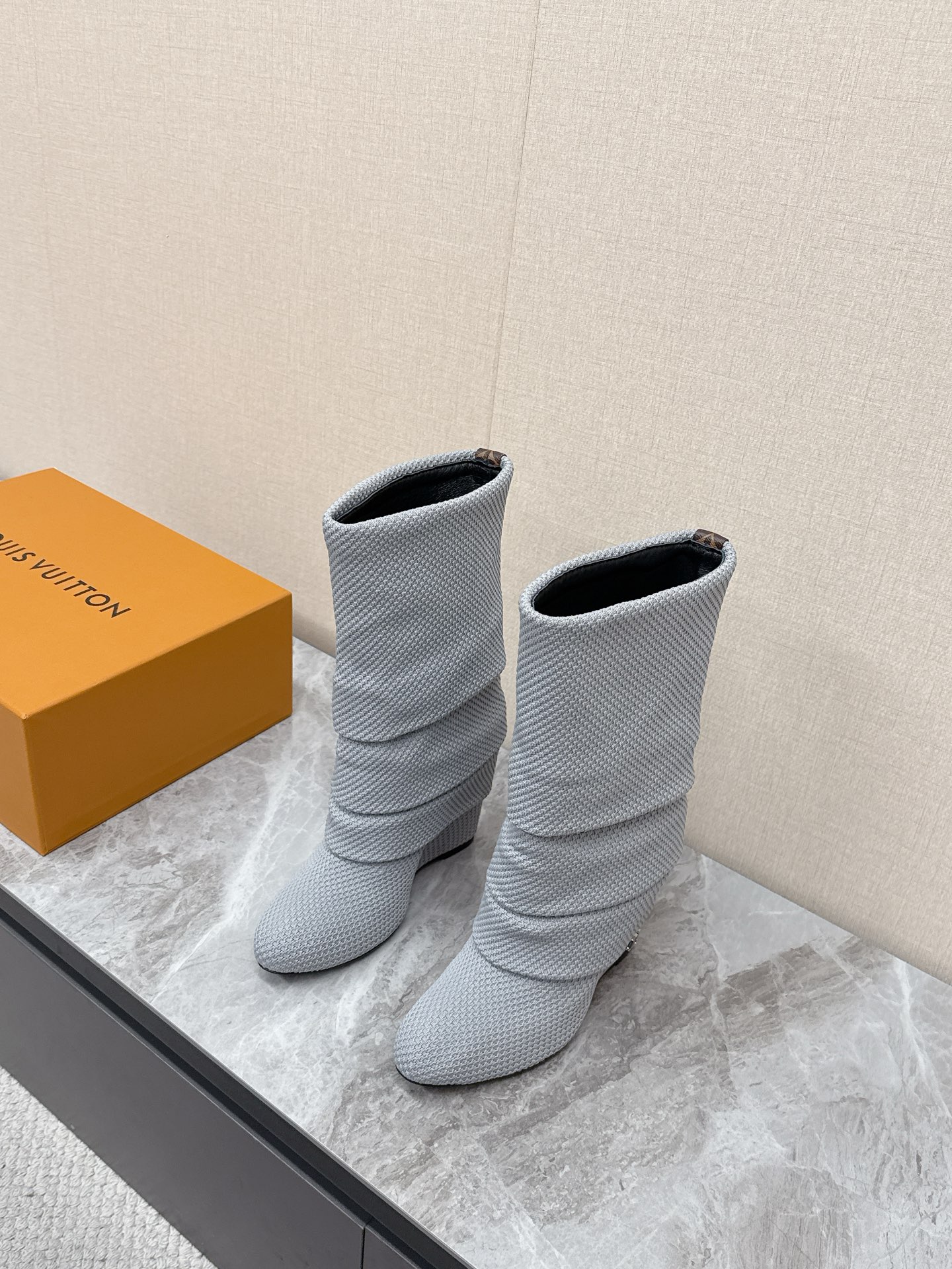 NO:665016,LOUIS VUITTON's latest trouser boots for autumn and winter. Many celebrity fashion bloggers have planted them. The version is super correct and the latest fashionable design. The boots that are popular all over the Internet, the upper foot is cool and fashionable. The unique design of the trouser leg is the most eye-catching. The upper foot is also very good at modifying the leg shape and slimming. The upper material is imported fly weave. The inner material is mixed sheepskin. The inner height is increased by 10CM. Italian genuine leather outsole Size 35-41 (40 41)  Customization is not returnable),,louis vuitton,louis vuitton,boots,sheepskin,Leather soles19860909路易威登LOUIS VUITTON秋冬最新款裤筒长靴 超多明星时尚博主种草 版型超级正 最新时尚的设计 火遍全网的靴子,上脚又酷又时髦 裤筒处独特设计最为抢眼吸晴 上脚还很好的修饰腿型显瘦 鞋面材质采用进口飞织 内里材质混种羊皮 内增高10CM 意大利真皮大底Size35-41（40 41 定制不退换）,,louis vuitton,louis vuitton,boots,sheepskin,Leather soles,Men's shoes