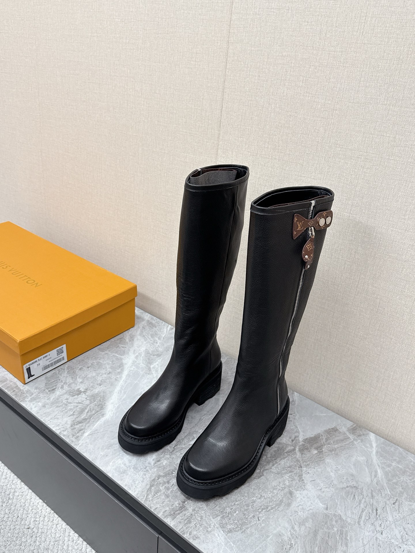 NO:665025,LOUIS VUITTON's latest boots for autumn and winter. Many celebrity fashion bloggers have cultivated them. The version is super correct and the latest fashionable design. The boots are popular all over the Internet. They are cool and fashionable on the feet. The unique design of the boot shaft is the most eye-catching. The outer zipper is super convenient to wear. It also modifies the legs very well and makes the legs look slimmer. The upper material is imported calfskin. The inner material is mixed sheepskin.  Heel height 7CM original open mold EVA outsole Size 35-40 (41 42 customization is not returnable), louis vuitton, louis vuitton, boots, cowhide, sheepskin19860909路易威登LOUIS VUITTON秋冬最新款长靴 超多明星时尚博主种草 版型超级正 最新时尚的设计 火遍全网的靴子,上脚又酷又时髦 靴筒处独特设计最为抢眼吸晴 外侧拉链穿着超级方便 上脚还很好的修饰腿型显瘦 鞋面材质采用进口小牛皮 内里材质混种羊皮 跟高7CM原版开模EVA大底Size35-40（41 42定制不退换）,,louis vuitton,louis vuitton,boots,cowhide,sheepskin,Men's shoes