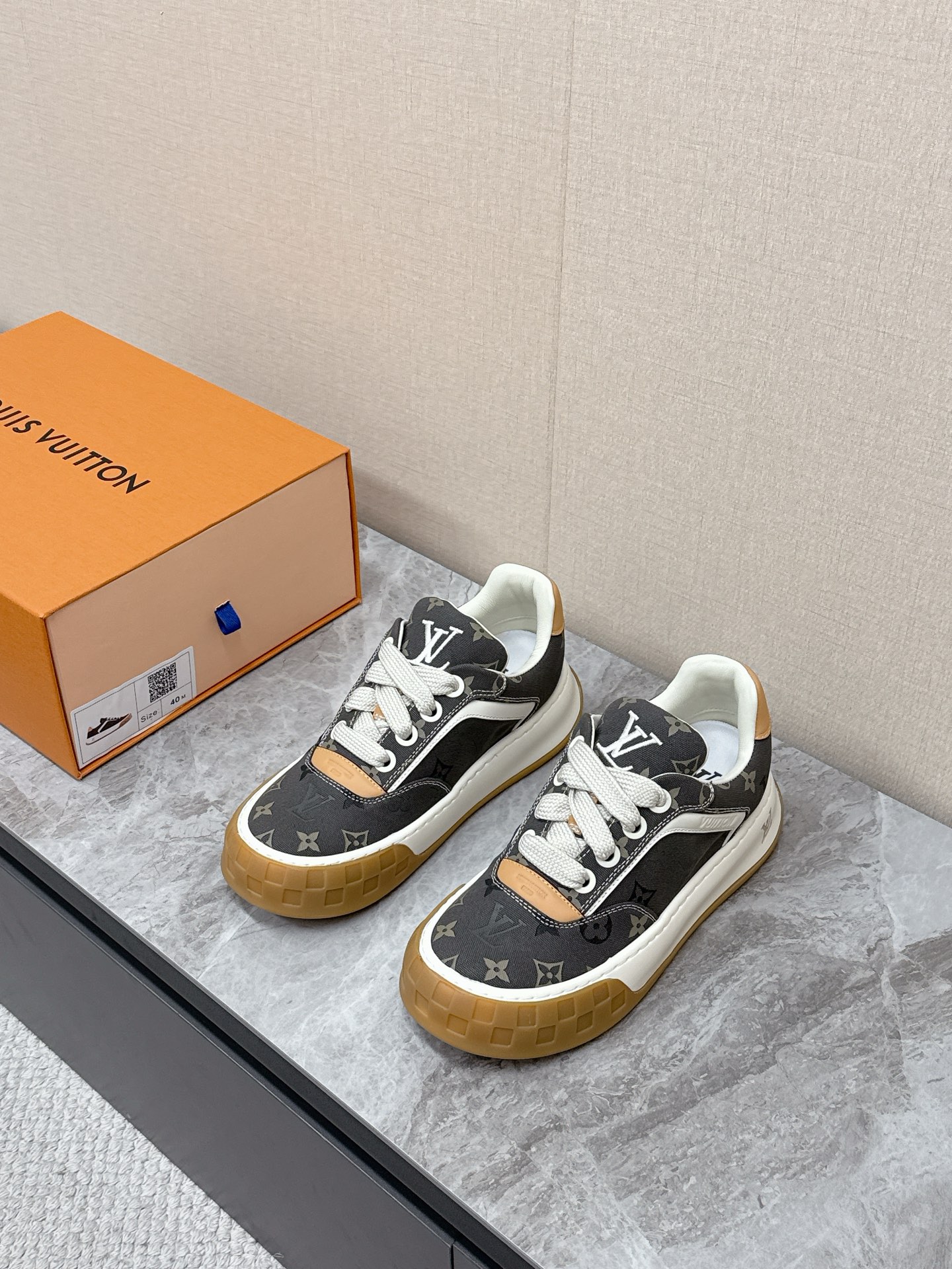 NO:665031,Louis Vuitton Louis Vuitton's latest biscuit shoes for couples, casual shoes, planted by many celebrity Internet celebrities, originally purchased and developed, the details are completely matched, very comfortable on the feet, luxury materials, fine workmanship, the midsole is printed with English letters made in Europe, the upper is spliced with suede imported from Italy, the side is decorated with the brand LOGO and signature, the latest latex foot mesh lining, the foot feels super comfortable. The original factory specializes in the original two-color TPU combination outsole. Package process  Goodyear stitched hem Size female 35-40 male 39-45, louis vuitton, louis vuitton, chamois leather19860909Louis vuitton路易威登最新情侣款饼干鞋 休闲鞋 超多明星网红种草 原版购入开发 细节完全对版 上脚非常舒适 奢侈用料,做工精细,中底印有欧洲制造英文字母鞋面由意大利进口麂皮拼接,侧边饰有品牌LOGO标志及签名,最新乳胶垫脚网布内里,脚感超舒适.原厂特供原版双色TPU组合大底.套包工艺 固特异缝合锁边Size女35-40 男39-45,,louis vuitton,louis vuitton,chamois leather,Men's shoes