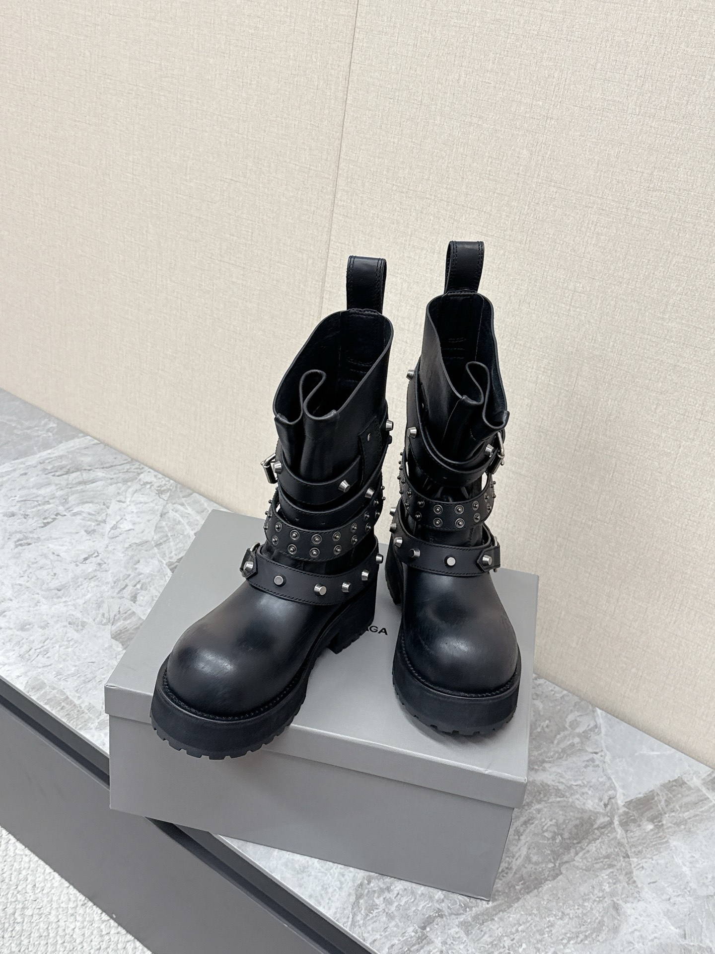 NO:680150,Men's 20 Balenciaga 25FW Venom Couple's High Boots. Mid-calf boots. Please look for the high version. These boots are unique in design. The straps and belt elements are the highlights. Not only can the boots be firmly attached to the feet, but the tightness can also be adjusted at will. In terms of details, the brand's iconic old hardware is used throughout to cleverly create a retro wear effect and highlight the personality attitude. It is paired with thick toothed rubber soles. It not only ensures the comfort of wearing, but also strengthens the overall sense of fashion and visibility. Venom high boots are undoubtedly a fashion item not to be missed this season. They will add a unique charm to fashion enthusiasts' outfits and lead a new round of fashion. The height of the boot shaft is 370mm. The upper layer of cowhide is distressed. The lining is water-dyed cowhide. The outsole height is 5CM. The original molded leather welt combination outsole Size 35-40 male 39-45,,balenciaga,balenciaga,boots,cowhide19860909男20 Balenciaga巴黎世家25FW毒液Venom情侣款高筒靴 中筒靴  请认准高版本 这款靴子在设计上独具匠心 以绑带与皮带元素作为亮点 不仅能将靴子稳固贴合于足部 更可随心调节松紧 在细节处理上 品牌标志性的做旧五金件贯穿始终 巧妙营造出复古磨损效果,彰显个性态度搭配厚实的齿状橡胶鞋底 既保证了穿着的舒适度,又强化了整体的时尚感与辦识度Venom高筒靴无疑是本季不容错过的时尚单品,它将为时尚爱好者们的穿搭增添别样魅力,引领新一轮的潮流风尚 靴筒高度370mm 鞋面头层牛皮做旧处理 内里水染牛皮 大底高度5CM 原版开模真皮沿条组合大底 Size 35-40男39-45,,balenciaga,balenciaga,boots,cowhide,Men's shoes
