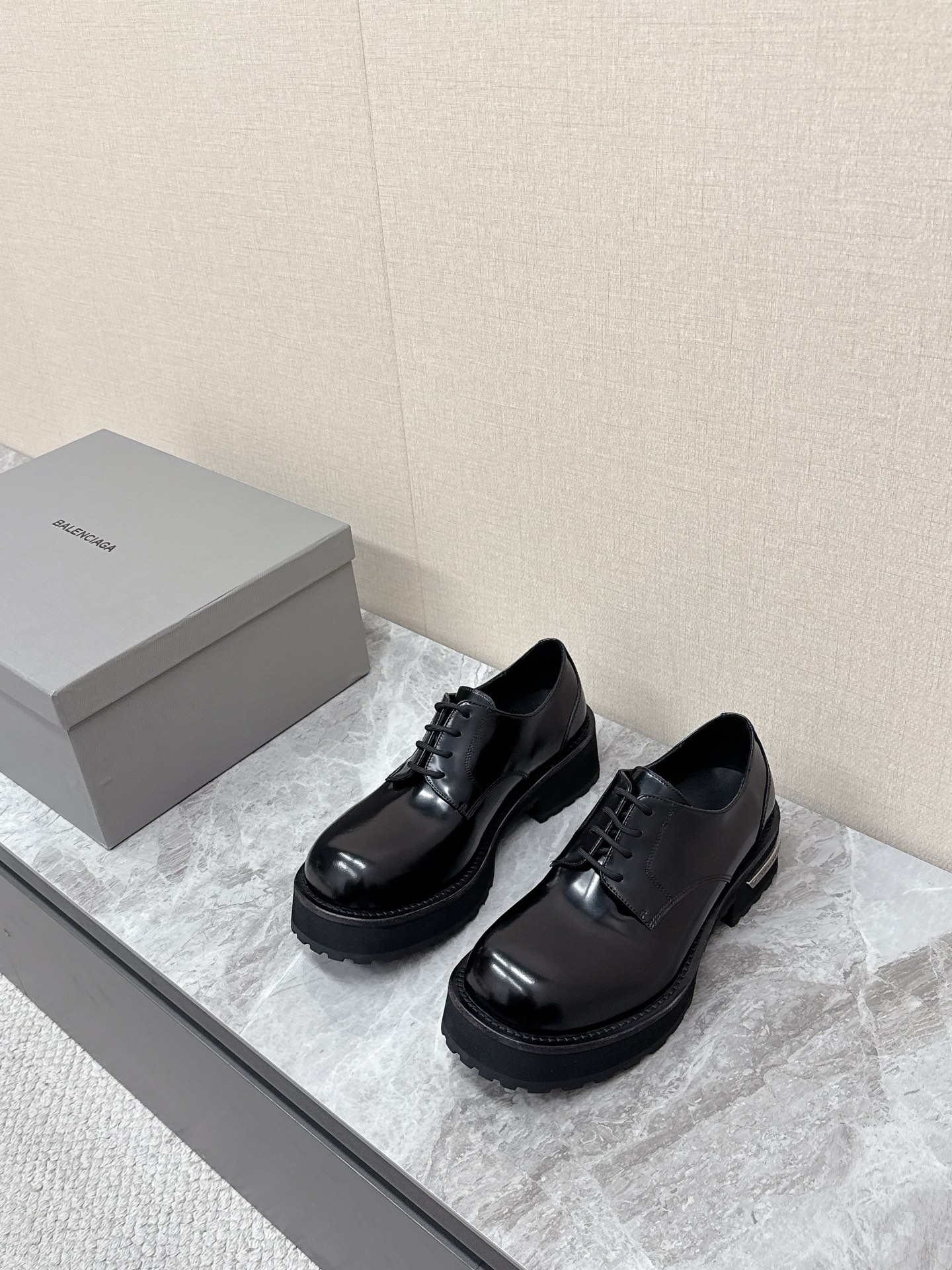 NO:680196,Balenciaga Balenciaga 25FW Venom couple's high boots, mid-calf boots, leather shoes, please look for the higher version. These boots are unique in design, with straps and belt elements as highlights. Not only can the boots fit firmly on the feet, but the tightness can also be adjusted at will. In terms of details, the brand's iconic old hardware is used throughout, cleverly creating a retro wear effect, highlighting the personality and attitude, and matching with thick toothed rubber soles. It not only ensures the comfort of wearing, but also strengthens the overall sense of fashion and visibility. Venom high boots are undoubtedly a fashion item not to be missed this season. They will add a unique charm to fashion enthusiasts' outfits and lead a new round of fashion. The height of the boot shaft is 370mm. The upper layer of cowhide is distressed. The lining is water-dyed cowhide. The outsole height is 5CM. The original molded leather welt combination outsole Size 35-40 male 39-45,,balenciaga,balenciaga,boots,cowhide19860909Balenciaga巴黎世家25FW毒液Venom情侣款高筒靴 中筒靴 皮鞋  请认准高版本 这款靴子在设计上独具匠心 以绑带与皮带元素作为亮点 不仅能将靴子稳固贴合于足部 更可随心调节松紧 在细节处理上 品牌标志性的做旧五金件贯穿始终 巧妙营造出复古磨损效果,彰显个性态度搭配厚实的齿状橡胶鞋底 既保证了穿着的舒适度,又强化了整体的时尚感与辦识度Venom高筒靴无疑是本季不容错过的时尚单品,它将为时尚爱好者们的穿搭增添别样魅力,引领新一轮的潮流风尚 靴筒高度370mm 鞋面头层牛皮做旧处理 内里水染牛皮 大底高度5CM 原版开模真皮沿条组合大底 Size 35-40男39-45,,balenciaga,balenciaga,boots,cowhide,Men's shoes