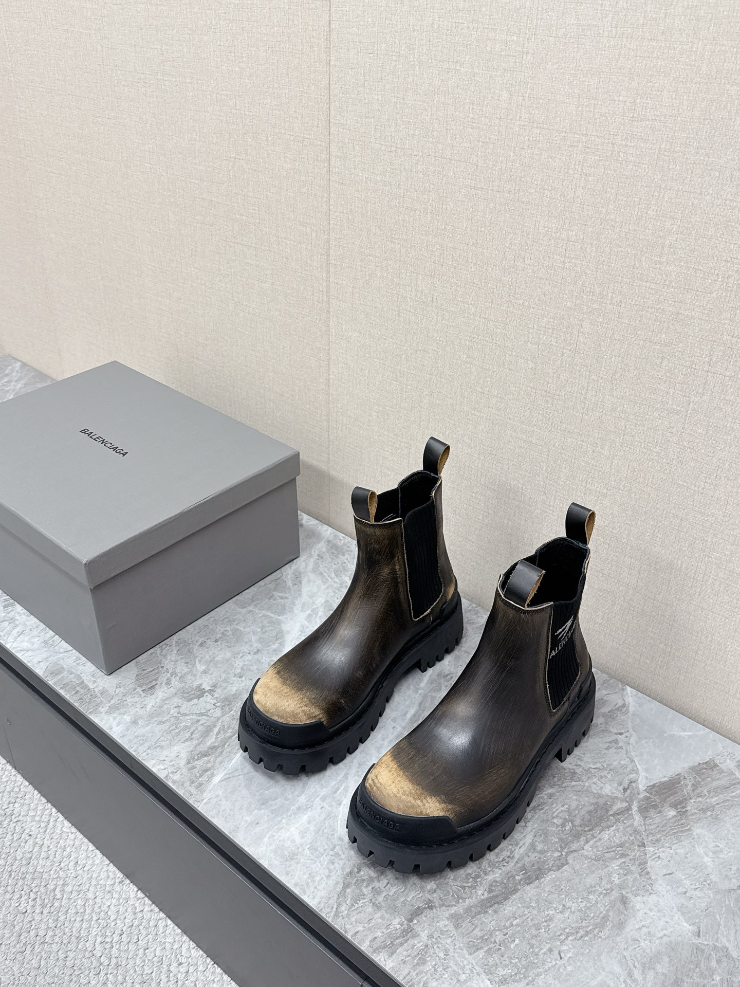 NO:680917,BALENCIAGA Balenciaga's latest autumn and winter high-top for couples. Old retro style, a new perspective on 'medieval style' black versatile classic color matching. The outsole has the brand logo on the toe. The special leather material of the shoe body is made of old water-dyed and rubbed colors. The original rubber mold outsole can be worn casually in daily wear. Size female 35-40 male 39-45, balenciaga, balenciaga19860909BALENCIAGA巴黎世家秋冬最新款情侣高帮 做旧复古风格,以崭新视角演绎“中古风”黑色百搭经典配色 大底鞋头处有品牌logo 鞋身特殊皮料采用做旧水染擦色工艺制成 原版橡胶模具大底 日常搭配随意穿 Size女35-40 男39-45,,balenciaga,balenciaga,Men's shoes