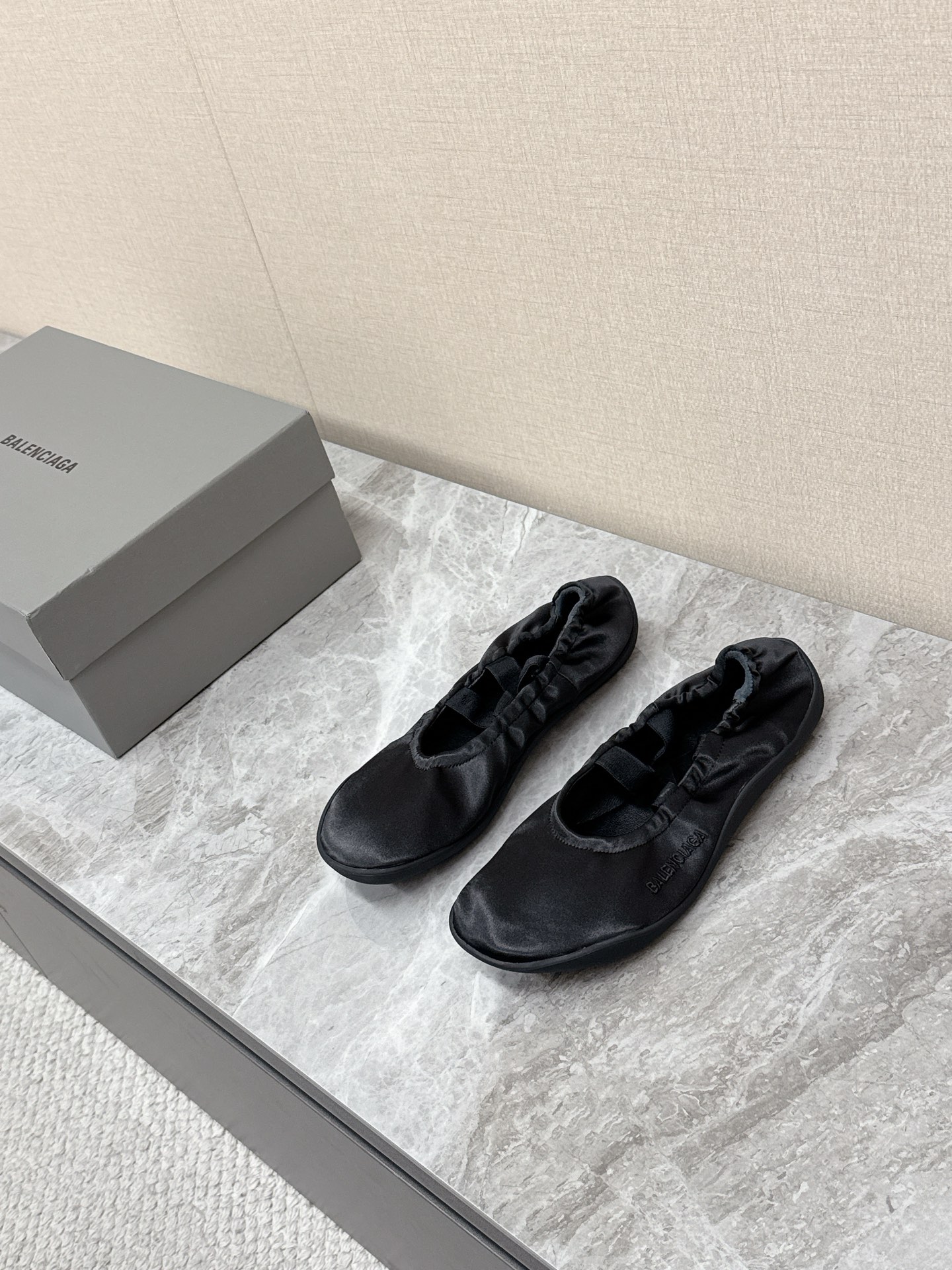 NO:680923,BALENCIAGA Balenciaga ballet shoes, dancing shoes, many celebrities and Internet celebrities have planted them. Ultra-classic shoe design, timeless wear. These ballet shoes have been planted at first sight. You can wear them freely according to the weather changes!  Put on socks to instantly transform into cute shoes for spring and summer!  The upper of the Magic Princess in seconds is imported custom cloth. The foot feels super comfortable. The leather is very soft and skin-friendly. The original molded non-slip outsole Size35-41 (40 41 customized),,balenciaga,balenciaga19860909BALENCIAGA巴黎世家芭蕾舞鞋 跳舞鞋 好多明星网红种草 超经典的鞋型设计 永不过时的穿搭 这款芭蕾舞单鞋第一眼看上就被种草了根据天气变化自由穿搭！套上袜套春夏秒变可爱单鞋！秒变魔法公主鞋面进口定制布 脚感超级舒服 皮料非常柔软亲肤 原版开模防滑大底Size35-41（40 41定制）,,balenciaga,balenciaga,Men's shoes