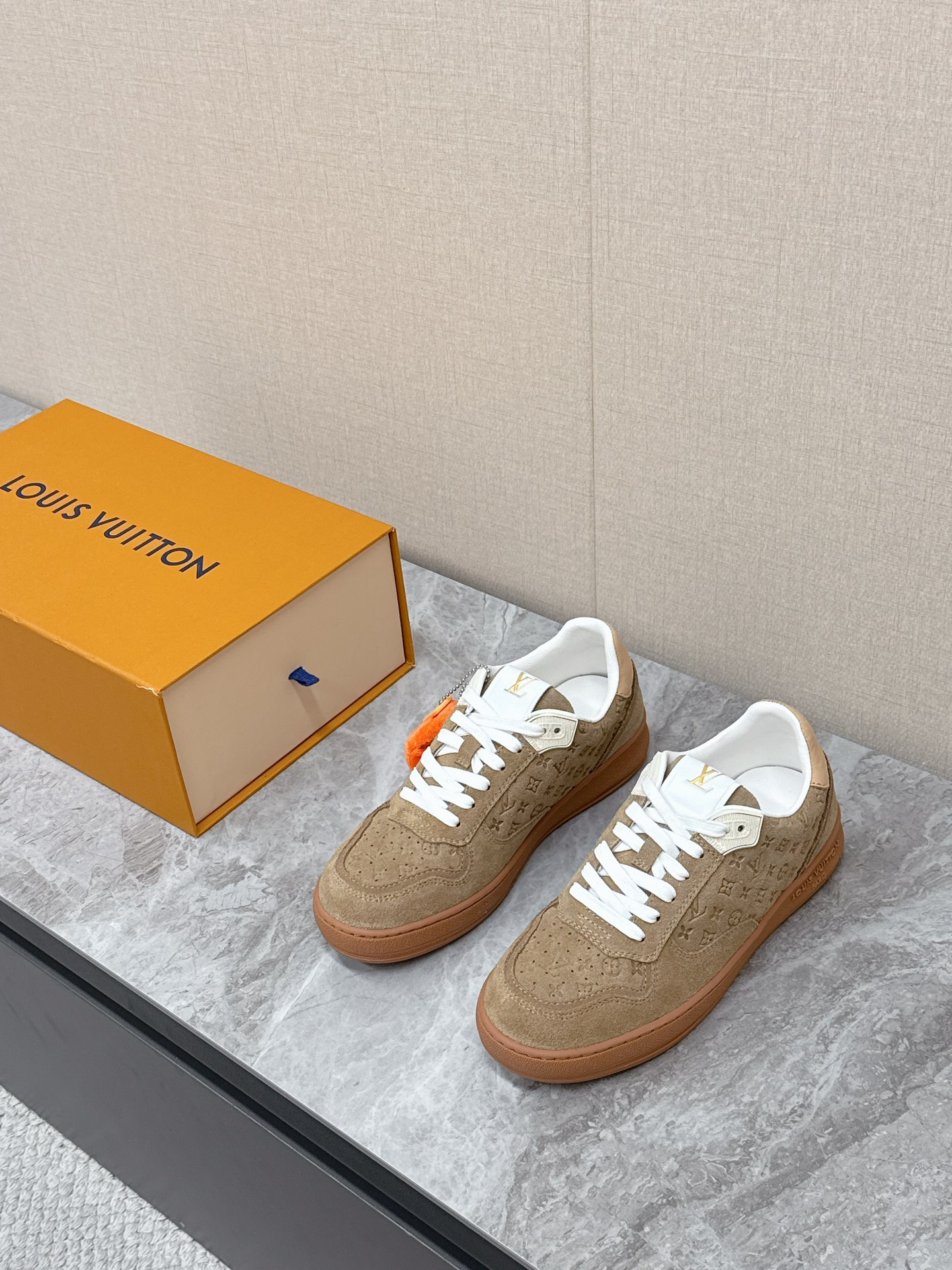 NO:680872,Louis Vuitton LV spring and summer new sports moral training shoes. One shoe is hard to find at the counter. Each store has a limited quota. Many Internet celebrity fashion bloggers have planted grass. Original purchase and development, perfect replica. Embossed logo brand elements embellish the upper and lightweight rubber outsole, classic moral training partition design. Fabric: Original imported cowhide. Original custom-made breathable mesh cowhide lining on the sole. Original open-molded TPU outsole material Size35-40, male 39-45, Louis Vuitton  vuitton,louis vuitton,cowhide19860909路易威登LV春夏新款运动德训鞋 专柜一鞋难求 每个店铺配额有限 超多网红时装博主种草 原版购入开发 完美复刻 压花logo品牌元素点缀鞋面和轻质橡胶外底,经典的德训隔板设计 面料: 原版进口牛皮 内里原版定制透气网里牛皮里 鞋底原版开模TPU大底材质Size35-40 男39-45,,louis vuitton,louis vuitton,cowhide,Men's shoes