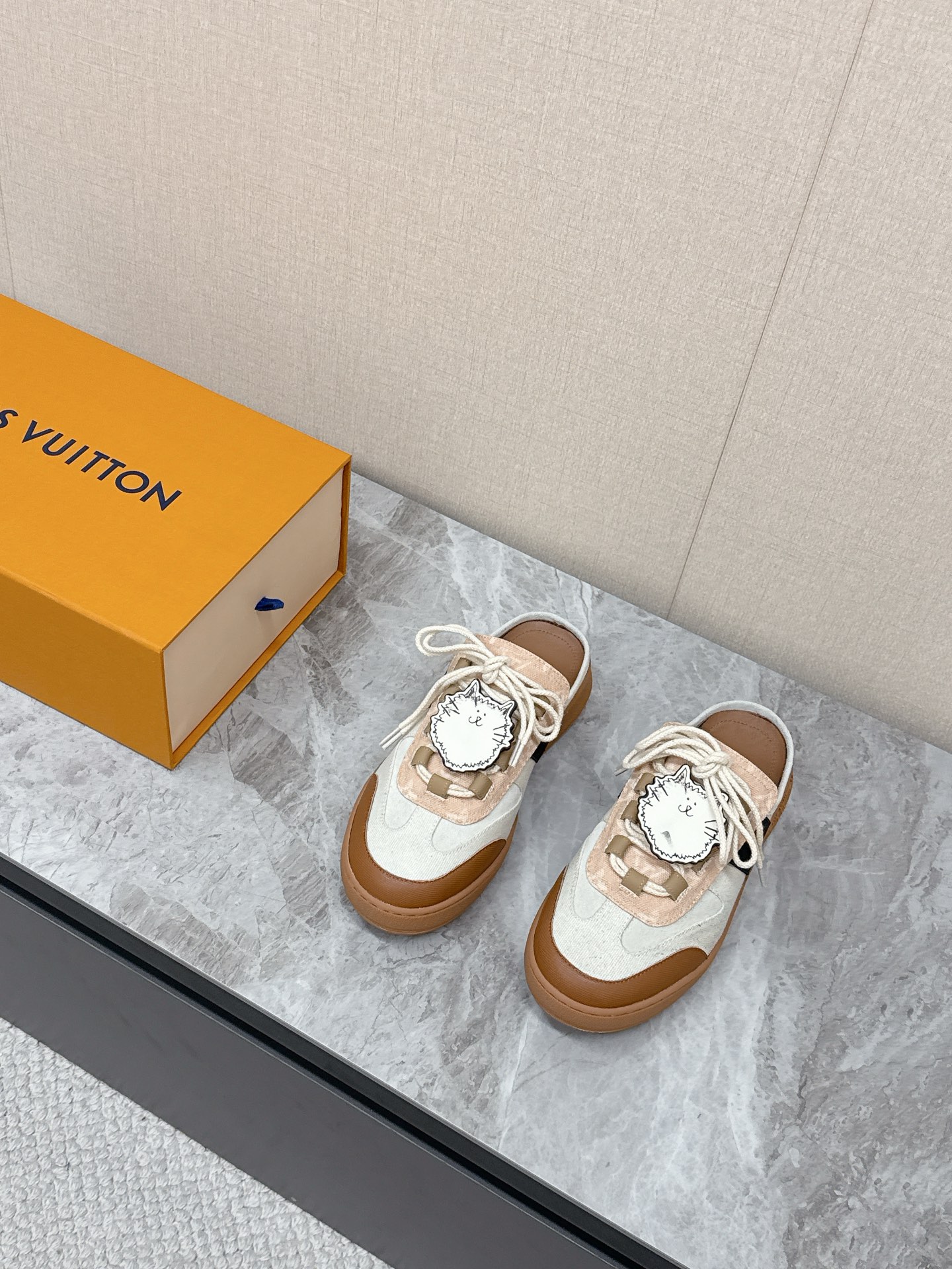 NO:680882,Louis Vuitton Louis Vuitton's latest half-slip casual shoes. Many celebrity fashion bloggers have planted grass. The original version was purchased and developed. The details are completely matched. The feet feel super comfortable, retro and fashionable. The thick and light rubber combination outsole provides a comfortable experience. Unique design. The highly recognizable logo embellishment all highlights the brand tone. Original customized calfskin stitching. Mixed sheepskin lining. Original private model two-color TPU combination outsole Size 35-41,,louis  vuitton,louis vuitton,cowhide,sheepskin19860909Louis Vuitton 路易威登最新款 半拖休闲鞋 超多明星时尚博主种草 原版购入开发 细节完全对版 脚感超级舒服 复古又有时尚感 厚实而轻盈的橡胶组合外底实现舒适体验 独特的设计 极具辨识度的logo点缀无不彰显品牌调性 原版定制小牛皮拼接 内里混种羊皮 原版私模双色TPU组合大底Size35-41,,louis vuitton,louis vuitton,cowhide,sheepskin,Men's shoes