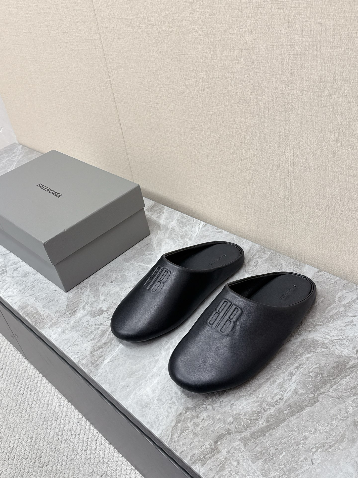 NO:680893,BALENCIAGA Balenciaga's latest catwalk model, a couple's semi-trailer. Recommended by hundreds of ins bloggers and internet celebrities. Classic and timeless design. Simple design. Highly recognizable logo embellishment. Even if B's new products are of the same type and similar styles, the design style will always catch people's attention. It is recognizable and can be worn casually. Visually, it is a popular model. It is comfortable and convenient to put on. The upper is imported calfskin with soft and delicate texture. The original molded non-slip outsole is size 35-40.  Male 39-44,,balenciaga,balenciaga,cowhide19860909BALENCIAGA巴黎世家最新走秀款情侣半拖 百位ins博主网红推荐 国外超多明星网红种草 经典永不过时 简约的设计 极具辨识度的logo点缀 B家每次的新品即使在同类相似款式上,设计风格总会抓人眼球有辨识度随随便便搭视觉上都是秒杀大众款、上脚舒适非常方便 鞋面进口小牛皮 质地柔软细腻 原版开模防滑大底 size35-40 男39-44,,balenciaga,balenciaga,cowhide,Men's shoes