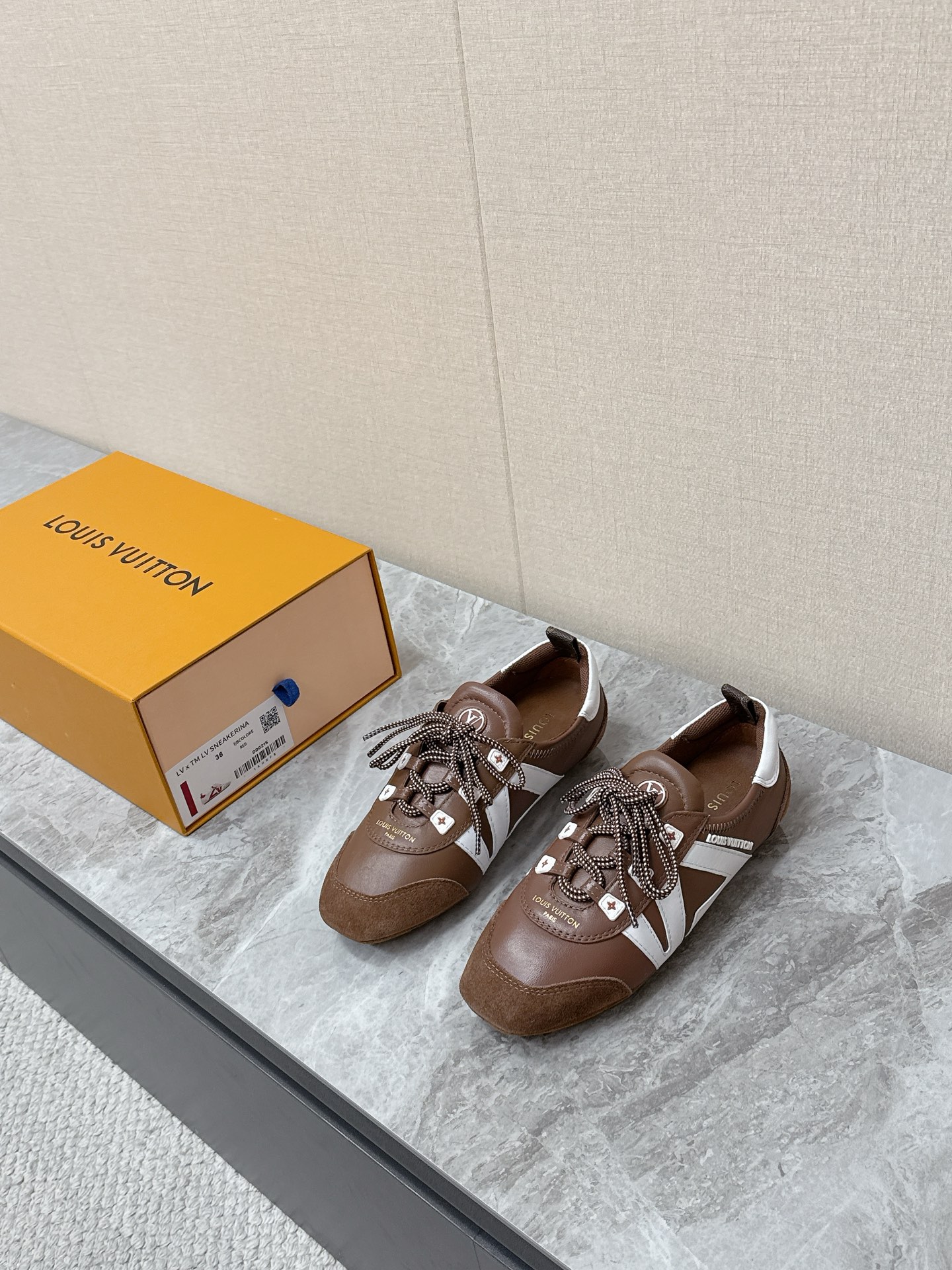 NO:783664,Louis Vuitton Louis Vuitton donkey brand spring and summer Sneakerina series ballet sneakers, moral training shoes, flat shoes. Purchased three original pairs to develop perfect replicas of Sneakerina. Ballet style sneakers are made of silky suede cow leather to create smooth lines. They have the light structure of ballet shoes and the comfortable texture of sneakers. The LV logo on the side and the Monogram canvas back strap are rich in details. Sacchetto craftsmanship and TPU outsoles upgrade the soft wearing experience.  Bottom thickness 1.5CM Fabric: Original custom-made imported first-layer cowhide Lining Original custom-made breathable mesh sole Original molded injection TPU material Size: 35-42 (customized 41 42) 6, casual shoes/sports shoes, louis vuitton, louis vuitton, louis vuitton, louis vuitton, flats, sneakers, cowhide19860909Louis Vuitton路易威登驴牌春夏Sneakerina系列 芭蕾运动鞋 德训鞋 平底鞋 原版三对购入开发完美复刻Sneakerina 芭蕾风运动鞋以丝滑绒面牛皮革塑造流畅线条 兼具芭蕾舞鞋的轻盈构型和运动鞋的舒适质感.侧面 LV 标识和Monogram 帆布后袢带丰富细节,Sacchetto 工艺和 TPU 外底升级轻柔穿着体验 底厚1.5CM 面料:原版定制进口头层牛皮 内里原版定制透气网里鞋底原版开模注塑TPU材质Size:35-42（41 42定制）6,休闲鞋/运动鞋,louis vuitton,louis vuitton,louis vuitton,louis vuitton,flats,sneakers,cowhide,Women's Shoes