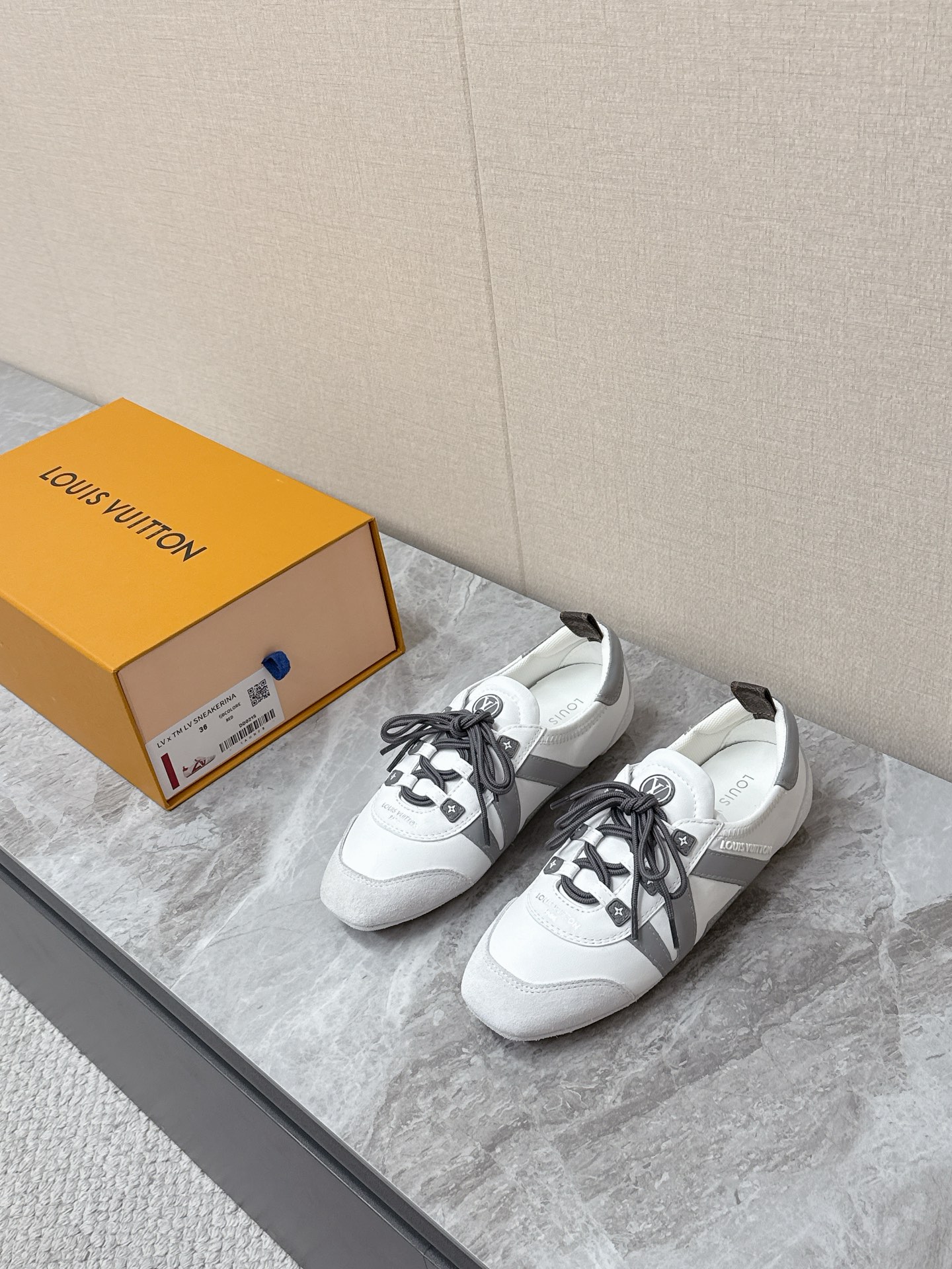 NO:783558,Louis Vuitton Louis Vuitton donkey brand spring and summer Sneakerina series ballet sneakers, moral training shoes, flat shoes. Purchased three original pairs to develop perfect replicas of Sneakerina. Ballet style sneakers are made of silky suede cow leather to create smooth lines. They have the light structure of ballet shoes and the comfortable texture of sneakers. The LV logo on the side and the Monogram canvas back strap are rich in details. Sacchetto craftsmanship and TPU outsoles upgrade the soft wearing experience.  Bottom thickness 1.5CM Fabric: Original custom-made imported first-layer cowhide Lining Original custom-made breathable mesh sole Original molded injection TPU material Size: 35-42 (customized 41 42) 6, casual shoes/sports shoes, louis vuitton, louis vuitton, louis vuitton, louis vuitton, flats, sneakers, cowhide19860909Louis Vuitton路易威登驴牌春夏Sneakerina系列 芭蕾运动鞋 德训鞋 平底鞋 原版三对购入开发完美复刻Sneakerina 芭蕾风运动鞋以丝滑绒面牛皮革塑造流畅线条 兼具芭蕾舞鞋的轻盈构型和运动鞋的舒适质感.侧面 LV 标识和Monogram 帆布后袢带丰富细节,Sacchetto 工艺和 TPU 外底升级轻柔穿着体验 底厚1.5CM 面料:原版定制进口头层牛皮 内里原版定制透气网里鞋底原版开模注塑TPU材质Size:35-42（41 42定制）6,休闲鞋/运动鞋,louis vuitton,louis vuitton,louis vuitton,louis vuitton,flats,sneakers,cowhide,Women's Shoes