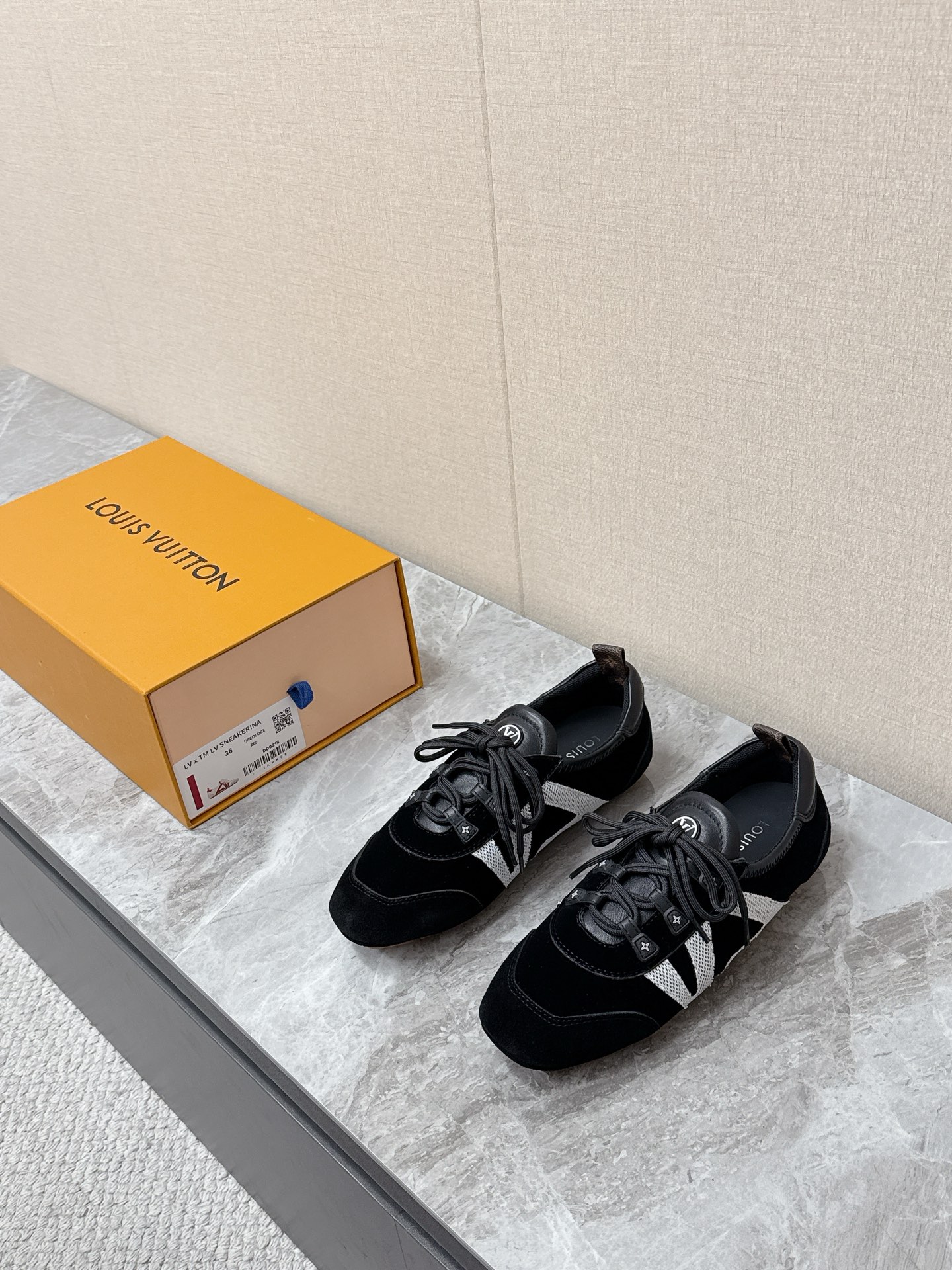 NO:783669,Louis Vuitton Louis Vuitton donkey brand spring and summer Sneakerina series ballet sneakers, moral training shoes, flat shoes. Purchased three original pairs to develop perfect replicas of Sneakerina. Ballet style sneakers are made of silky suede cow leather to create smooth lines. They have the light structure of ballet shoes and the comfortable texture of sneakers. The LV logo on the side and the Monogram canvas back strap are rich in details. Sacchetto craftsmanship and TPU outsoles upgrade the soft wearing experience.  Bottom thickness 1.5CM Fabric: Original custom-made imported first-layer cowhide Lining Original custom-made breathable mesh sole Original molded injection TPU material Size: 35-42 (customized 41 42) 6, casual shoes/sports shoes, louis vuitton, louis vuitton, louis vuitton, louis vuitton, flats, sneakers, cowhide19860909Louis Vuitton路易威登驴牌春夏Sneakerina系列 芭蕾运动鞋 德训鞋 平底鞋 原版三对购入开发完美复刻Sneakerina 芭蕾风运动鞋以丝滑绒面牛皮革塑造流畅线条 兼具芭蕾舞鞋的轻盈构型和运动鞋的舒适质感.侧面 LV 标识和Monogram 帆布后袢带丰富细节,Sacchetto 工艺和 TPU 外底升级轻柔穿着体验 底厚1.5CM 面料:原版定制进口头层牛皮 内里原版定制透气网里鞋底原版开模注塑TPU材质Size:35-42（41 42定制）6,休闲鞋/运动鞋,louis vuitton,louis vuitton,louis vuitton,louis vuitton,flats,sneakers,cowhide,Women's Shoes