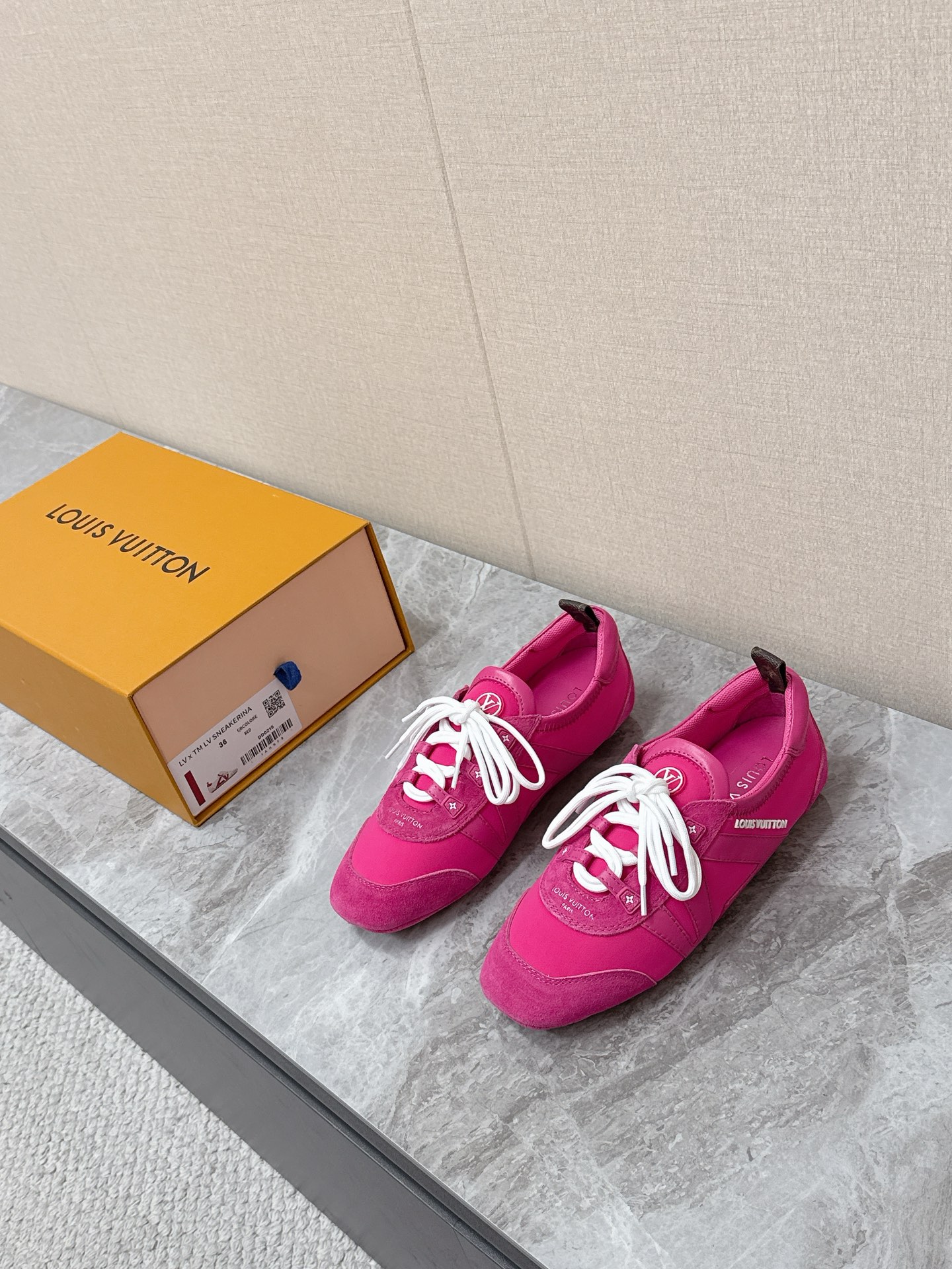 NO:783548,Louis Vuitton Louis Vuitton donkey brand spring and summer Sneakerina series ballet sneakers, moral training shoes, flat shoes. Purchased three original pairs to develop perfect replicas of Sneakerina. Ballet style sneakers are made of silky suede cow leather to create smooth lines. They have the light structure of ballet shoes and the comfortable texture of sneakers. The LV logo on the side and the Monogram canvas back strap are rich in details. Sacchetto craftsmanship and TPU outsoles upgrade the soft wearing experience.  Bottom thickness 1.5CM Fabric: Original custom-made imported first-layer cowhide Lining Original custom-made breathable mesh sole Original molded injection TPU material Size: 35-42 (customized 41 42) 6, casual shoes/sports shoes, louis vuitton, louis vuitton, louis vuitton, louis vuitton, flats, sneakers, cowhide19860909Louis Vuitton路易威登驴牌春夏Sneakerina系列 芭蕾运动鞋 德训鞋 平底鞋 原版三对购入开发完美复刻Sneakerina 芭蕾风运动鞋以丝滑绒面牛皮革塑造流畅线条 兼具芭蕾舞鞋的轻盈构型和运动鞋的舒适质感.侧面 LV 标识和Monogram 帆布后袢带丰富细节,Sacchetto 工艺和 TPU 外底升级轻柔穿着体验 底厚1.5CM 面料:原版定制进口头层牛皮 内里原版定制透气网里鞋底原版开模注塑TPU材质Size:35-42（41 42定制）6,休闲鞋/运动鞋,louis vuitton,louis vuitton,louis vuitton,louis vuitton,flats,sneakers,cowhide,Women's Shoes