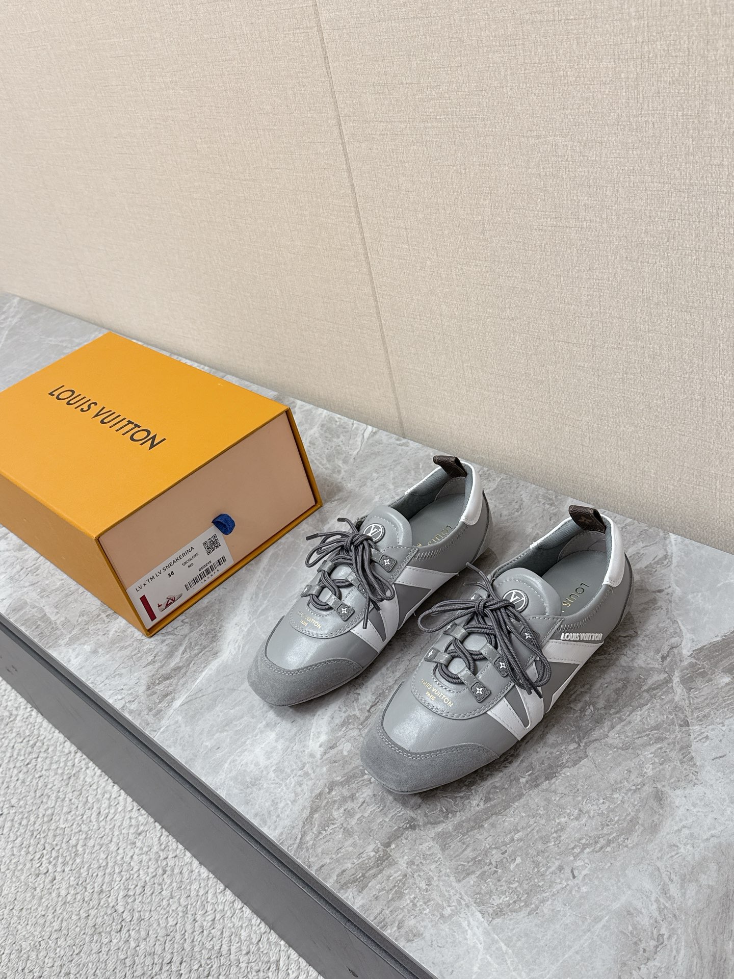 NO:783553,Louis Vuitton Louis Vuitton donkey brand spring and summer Sneakerina series ballet sneakers, moral training shoes, flat shoes. Purchased three original pairs to develop perfect replicas of Sneakerina. Ballet style sneakers are made of silky suede cow leather to create smooth lines. They have the light structure of ballet shoes and the comfortable texture of sneakers. The LV logo on the side and the Monogram canvas back strap are rich in details. Sacchetto craftsmanship and TPU outsoles upgrade the soft wearing experience.  Bottom thickness 1.5CM Fabric: Original custom-made imported first-layer cowhide, original custom-made breathable mesh lining, original open-molded injection molded TPU material19860909Louis Vuitton路易威登驴牌春夏Sneakerina系列 芭蕾运动鞋 德训鞋 平底鞋 原版三对购入开发完美复刻Sneakerina 芭蕾风运动鞋以丝滑绒面牛皮革塑造流畅线条 兼具芭蕾舞鞋的轻盈构型和运动鞋的舒适质感.侧面 LV 标识和Monogram 帆布后袢带丰富细节,Sacchetto 工艺和 TPU 外底升级轻柔穿着体验 底厚1.5CM 面料:原版定制进口头层牛皮 内里原版定制透气网里鞋底原版开模注塑TPU材质Size:35-42（41 42定制）,休闲鞋/运动鞋,louis vuitton,louis vuitton,louis vuitton,louis vuitton,flats,sneakers,cowhide,Women's Shoes