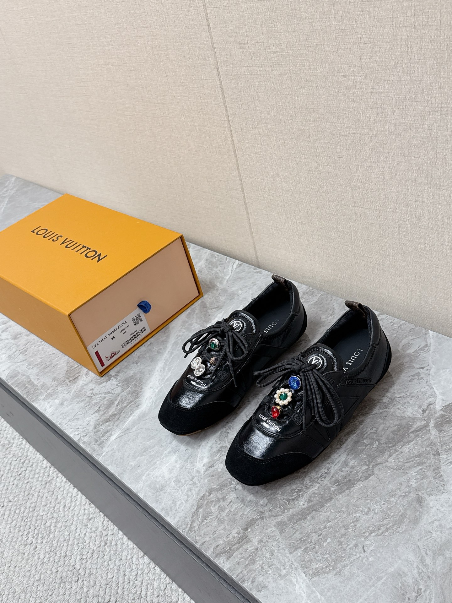 NO:783563,Louis Vuitton Louis Vuitton donkey brand spring and summer Sneakerina series ballet sneakers, moral training shoes, flat shoes. Purchased three original pairs to develop perfect replicas of Sneakerina. Ballet style sneakers are made of silky suede cow leather to create smooth lines. They have the light structure of ballet shoes and the comfortable texture of sneakers. The LV logo on the side and the Monogram canvas back strap are rich in details. Sacchetto craftsmanship and TPU outsoles upgrade the soft wearing experience.  Bottom thickness 1.5CM Fabric: Original custom-made imported first-layer cowhide Lining Original custom-made breathable mesh sole Original molded injection TPU material Size: 35-42 (customized 41 42) 6, casual shoes/sports shoes, louis vuitton, louis vuitton, louis vuitton, louis vuitton, flats, sneakers, cowhide19860909Louis Vuitton路易威登驴牌春夏Sneakerina系列 芭蕾运动鞋 德训鞋 平底鞋 原版三对购入开发完美复刻Sneakerina 芭蕾风运动鞋以丝滑绒面牛皮革塑造流畅线条 兼具芭蕾舞鞋的轻盈构型和运动鞋的舒适质感.侧面 LV 标识和Monogram 帆布后袢带丰富细节,Sacchetto 工艺和 TPU 外底升级轻柔穿着体验 底厚1.5CM 面料:原版定制进口头层牛皮 内里原版定制透气网里鞋底原版开模注塑TPU材质Size:35-42（41 42定制）6,休闲鞋/运动鞋,louis vuitton,louis vuitton,louis vuitton,louis vuitton,flats,sneakers,cowhide,Women's Shoes