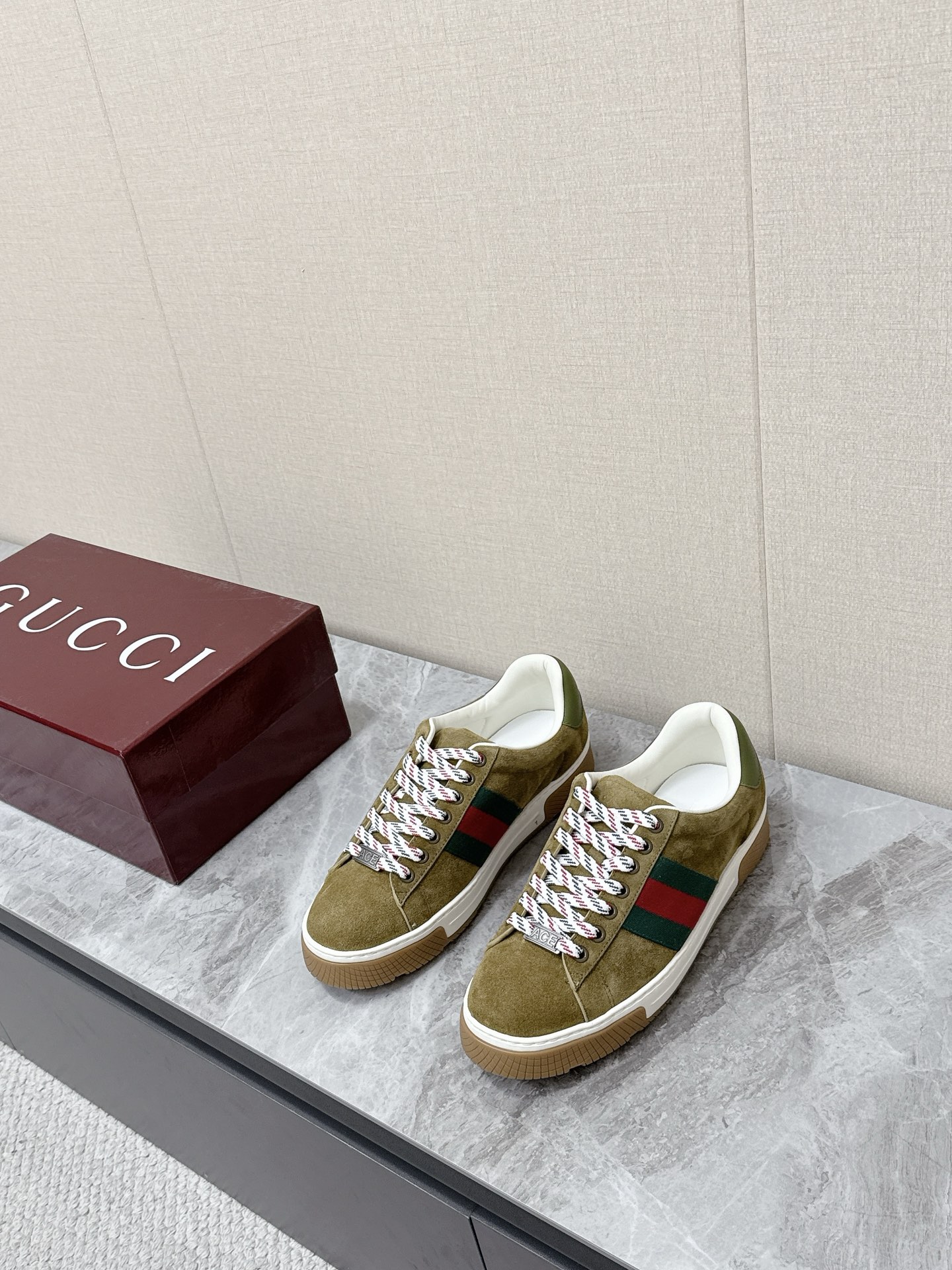 NO:707519,Gucci Gucci 2026 spring and summer latest casual shoes and sports shoes. Many celebrity Internet celebrities have planted grass. Classic brown canvas + leather splicing. The red and green stripes on the side are super recognizable. Perfect shoe last. It is OK for daily casual wear. It is super beautiful and comfortable on the feet. A must-have for fashionistas. Fabric: Original custom-made imported first-layer cowhide, water-dyed cowhide lining. Original open-molded non-slip TPU bottom size 39-44 (45 customized)  No returns or exchanges), casual shoes/sports shoes, gucci, gucci, sneakers, cowhide19860909Gucci古驰2026春夏最新款休闲鞋 运动鞋 超多明星网红种草 经典棕色帆布+皮革拼接 侧面红绿条纹超有辨识度 完美鞋楦 日常休闲穿搭都很OK,上脚超美且舒服,潮人必入面料:原版定制进口头层牛皮 水染牛皮里 原版开模防滑TPU底码数39-44（45定制 不退换）,休闲鞋/运动鞋,gucci,gucci,sneakers,cowhide,Women's Shoes