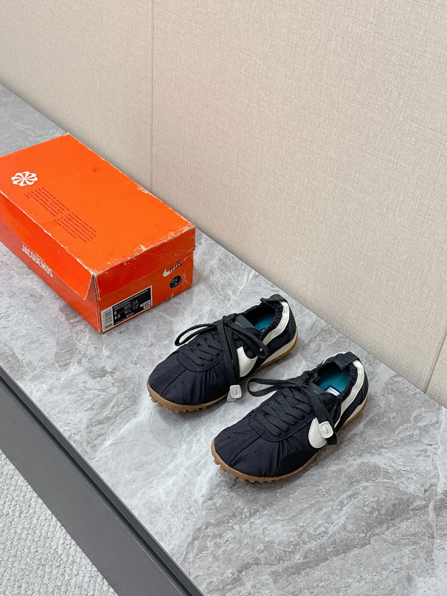 NO:711002,jaquemus  Super suitable for the current popular wear. It will be launched at the Jacquemus French Paris counter on September 29, 2025. Three pairs of genuine products are purchased and developed. All color details are all matched (Guangzhou high-end goods are not Putian currency). Size 35 36 37 38 39 40 41 42 43 44 45, casual shoes/sports shoes, stuart weitzman, sneakers19860909Jacquemus x Nike 耐克Moon Shoe联名款 情侣款 德训鞋 超多明星网红种草 法国品牌Jacquemus与Nike联名Moon Shoe,灵感来自1972年经典“月球鞋” 鞋面褶皱尼龙+Swoosh,复古又现代 华夫格橡胶鞋底,轻便舒适,日常穿搭无压力.配色超优雅,鞋型修长,松紧鞋口穿脱方便,贴合脚型 超适合当下的流行穿搭 2025年9月29日Jacquemus法国巴黎专柜首发 三双正品购入开发 所有颜色细节全部对版（广州高端货不是莆田通货）码数35 36 37 38 39 40 41 42 43 44 45,休闲鞋/运动鞋,stuart weitzman,sneakers,Women's Shoes