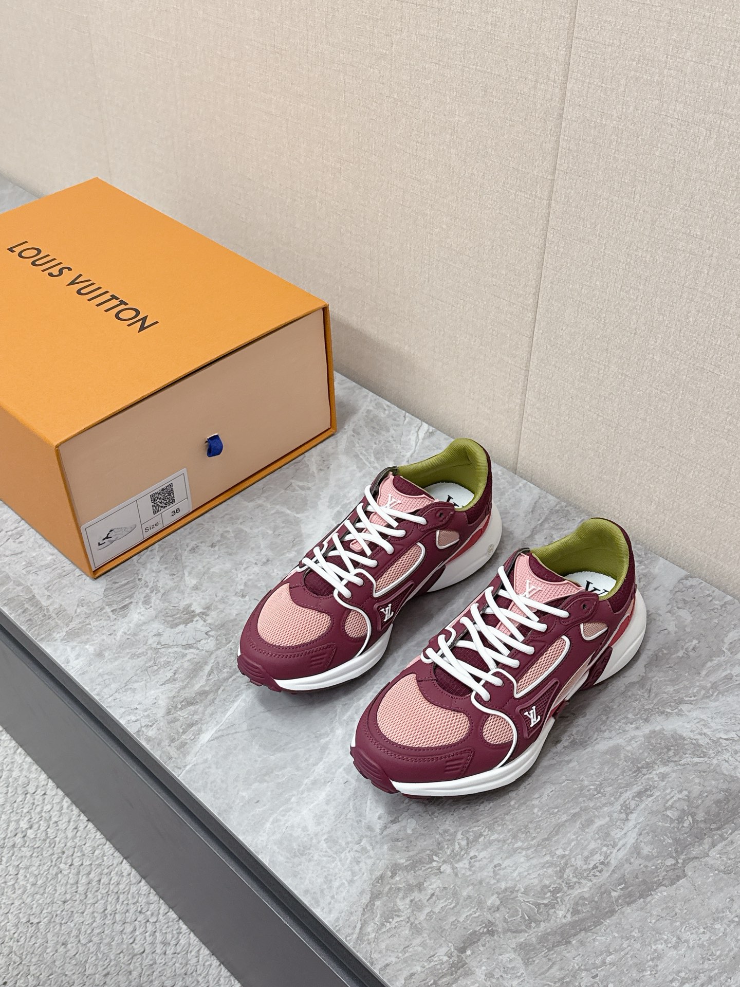 NO:744421,Men's 10 LV Louis Vuitton OLYMPIA couple's sneakers. Taikoo Hui RMB purchased two pairs to develop and reproduce. All details are correct for the version. The L Olympia sneakers combine mesh fabrics, metallic synthetic leather and other technical fabrics to reinterpret the classic running shoe design with a neat and simple design. The lightweight EVA outsole achieves a comfortable and elastic wearing experience. Rich details such as Monogram embossing and presbyopic letters establish recognition. Mixed material embossing on the upper. Shoelaces are Louis Vuitton elements.  Original molded EVA outsole decorated with Monogram flowers Size female 35-40 male 39-45,,louis vuitton,louis vuitton,sneakers19860909男装10 LV 路易威登OLYMPIA情侣款运动鞋 太古汇RMB购入两双开发 复刻 所有细节对版 本款 L Olympia运动鞋融合网格面料与金属质感合成皮革等科技面料,以利落简约设计重绎经典跑鞋设计.轻盈 EVA 外底成就舒弹穿着体验.Monogram 压纹与 老花字母等丰富细节树立辨识度 鞋面混合材质压花 鞋带路易威登元素 原版开模EVA 外底点缀 Monogram 花卉 Size女35-40 男39-45,,louis vuitton,louis vuitton,sneakers,Men's shoes