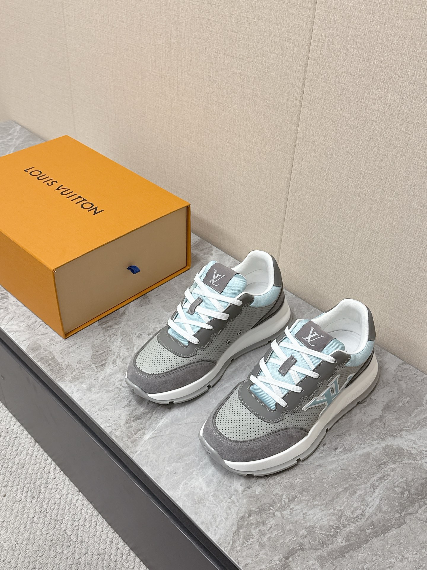 NO:744427,LOUIS VUITTON Louis Vuitton's latest spring and summer sports shoes. The original consistent counter specializes in the latest casual shoes. New hard goods. Purchasing level!  Full of high-end feel!  A popular product among bloggers at home and abroad, it is a retro and fashionable height-increasing tool that makes your feet look stunning!  Wear a lot of happiness!  The main model on the official website is imported calfskin for the upper, breathable gauze imported from Italy for the lining, original molded TPU outsole Size 40-46 (customized for 45 and 46), louis vuitton, louis vuitton, sneakers, cowhide19860909LOUIS VUITTON路易威登春夏最新款运动鞋  原版一致专柜主打最新款休闲鞋 硬货上新 代购级别！高级感十足！国内外博主刷爆的一款,复古又时髦 增高神器 上脚美炸了！穿上满满的幸福感！官网主推款 鞋面进口小牛皮 内里意大利进口透气纱网 原版开模TPU大底Size40-46（45 46定制）,,louis vuitton,louis vuitton,sneakers,cowhide,Men's shoes