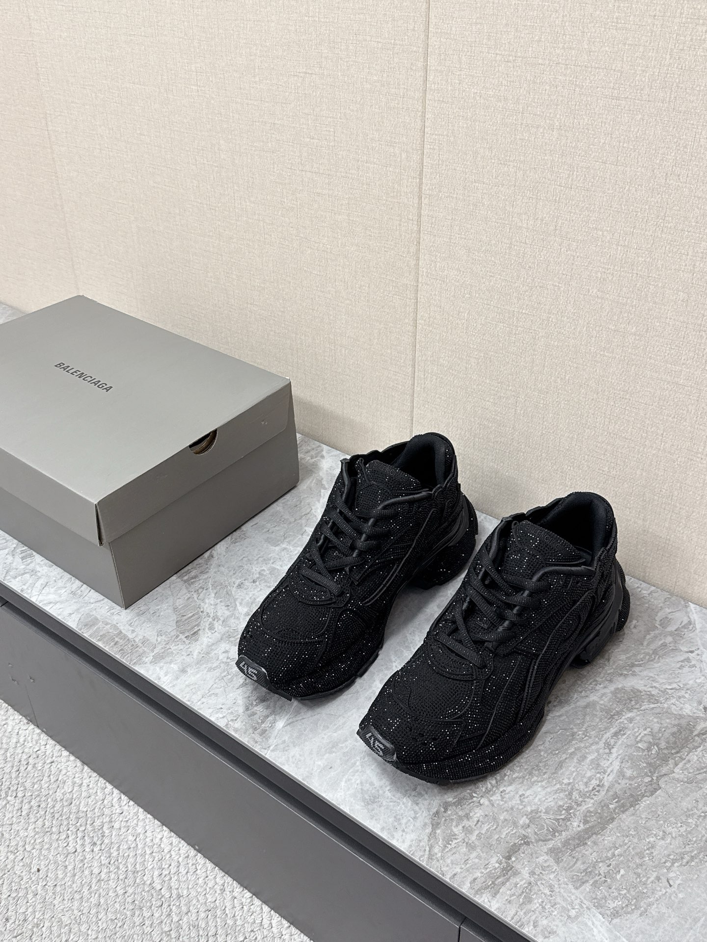 NO:744438,Balenciaga Balenciaga runner's latest pair of rhinestone sneakers for couples. There are so many celebrity Internet celebrities. The runner is full of diamonds and is stunning on the feet. Bingbing is super flashy. Fashion does not distinguish between seasons. The full diamond sneakers are simply too explosive. The unique design is full of futuristic and fashionable sense. People are attracted to wear it at a glance. You are a trend-setter at the forefront of fashion. Release your own personality and charm. Hot-drilled uppers with Australian diamonds. Original molded outsole. Size female 35-40  Male 39-45,,balenciaga,balenciaga,sneakers19860909Balenciaga巴黎世家runner最新情侣款水钻运动鞋 超多明星网红种草 runner满钻上脚惊艳 bingbing超级闪 时尚不分季节 满钻简直太炸了 独特的设计充满了未来感与时尚感 让人一眼就被吸引穿上它 你就是走在时尚前沿的弄潮儿 尽情释放自己的个性与魅力 鞋面烫钻工艺澳钻 原版开模大底 Size女35-40 男39-45,,balenciaga,balenciaga,sneakers,Men's shoes