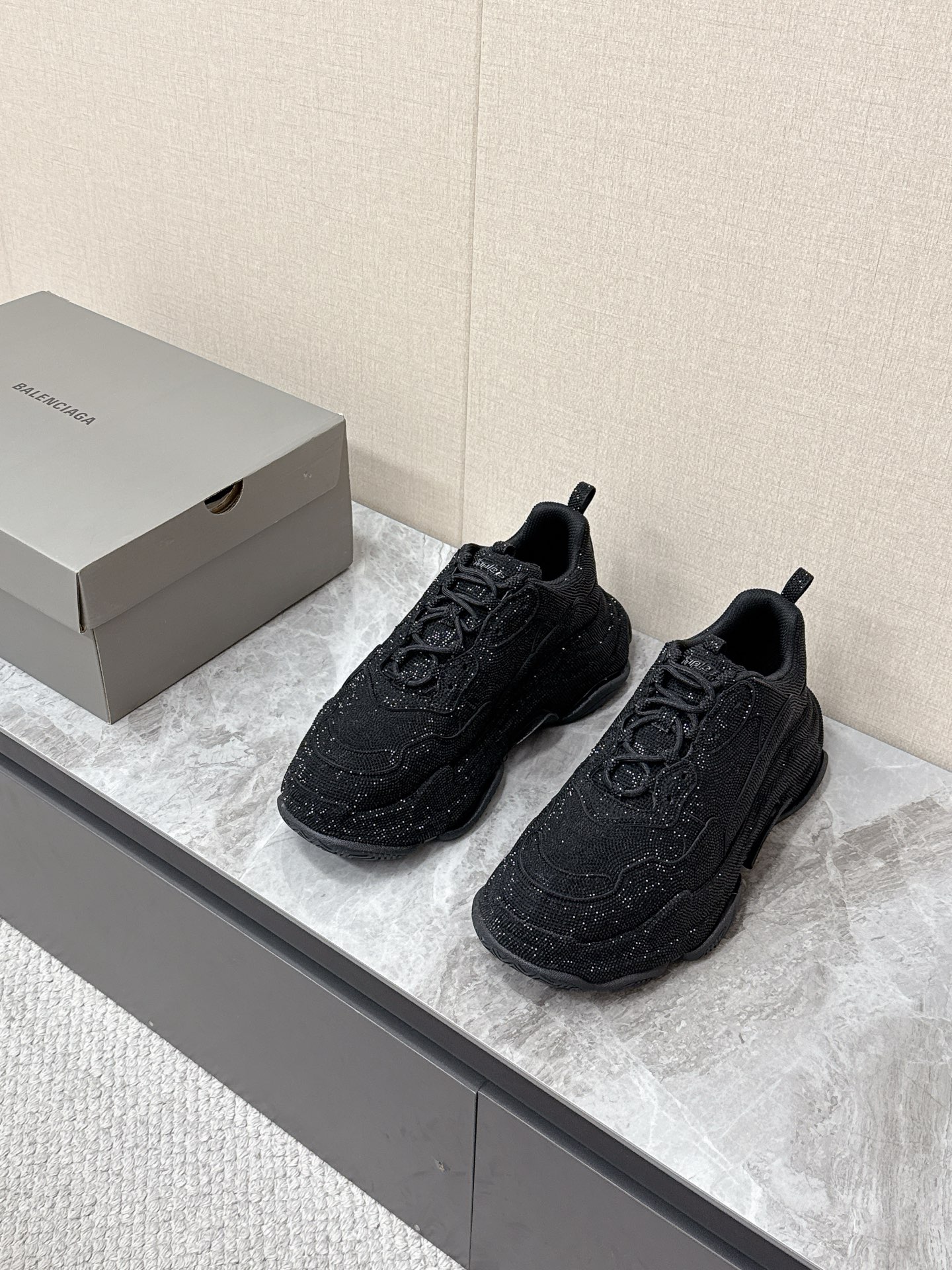 NO:744444,Balenciaga Balenciaga's latest couple's thick-soled shoes and sports shoes. Many celebrities and Internet celebrities have planted grass. A generation of classic shoe styles. A proper height-increasing artifact. Its avant-garde design. The exaggerated volume and details give it a special silhouette. The appearance still uses the classic shape of hot-drilled Australian diamonds. Original molded outsole Size: 35-40 for women, 39-44 for men,, balenciaga, balenciaga, sneakers19860909Balenciaga巴黎世家一代最新情侣款厚底鞋 运动鞋 超多明星网红种草 一代经典鞋型 妥妥的增高神器 其前卫的设计 夸张的体积和细节赋予其特别的轮廓 外观依旧采用是经典造型烫钻工艺澳钻 原版开模大底Size:女35-40 男39-44,,balenciaga,balenciaga,sneakers,Men's shoes