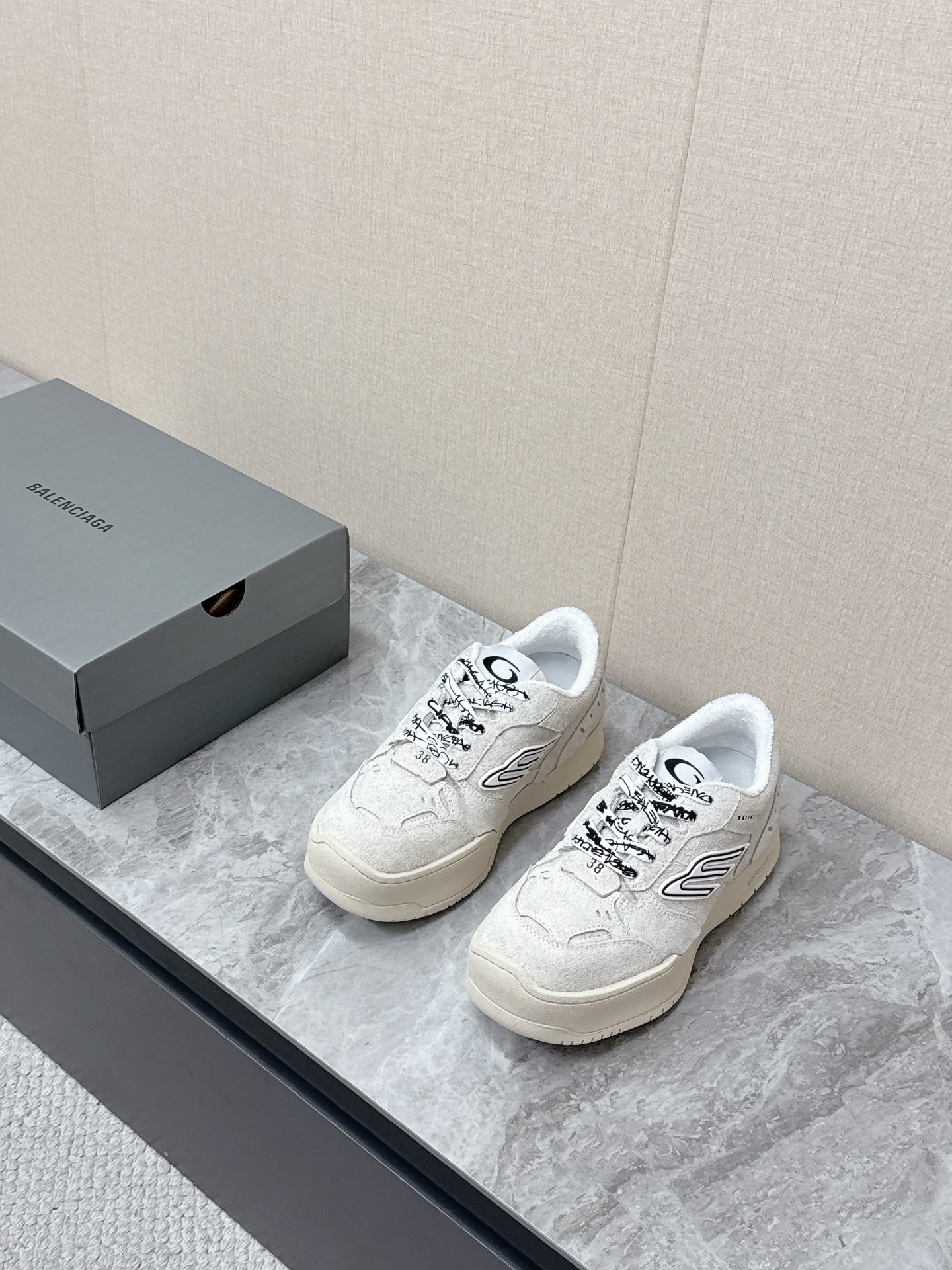 NO:744451,BaLenciaga Balenciaga's latest spring and summer Hamp tons sneakers are popular with many celebrity internet celebrities. They are based on classic shoes. The highly recognizable Balenciaga B logo on the side creates a streamlined silhouette. The upper is designed with asymmetrical tailoring and raw edges. It is full of old traces, frayed edges and exposed stitching. Loose stitching and car hole marks in details.  The scratch marks and asymmetrical design create a retro casual atmosphere. The crow-like brand logo on the outside of the shoelaces and the curved toe structure, with its own DIY uninhibitedness and personality, highlight the unique handmade texture and recreate the model of casual aesthetics. The fabric is original imported first-layer cowhide. The lining is short velvet. The sole height is 5CM. The sole is original molded rubber combination outsole Size: 35-40,,balenciaga,balenciaga,balenciaga,sneakers,cowhide19860909BaLenciaga巴黎世家最新春夏款Hamp tons运动鞋   超多明星网红种草 它以经典鞋履为原型 侧面极具辨识度的巴黎家B标志 打造流线型轮廓 鞋面釆用不对称剪裁设计辅以毛边 满是做旧痕迹 磨损边缘外露缝线 细节处松脱的缝线以及车孔痕辸 刮擦痕辸与不对称设计营造出复古随性氛围.鞋带外途鸦式品牌标识与弯曲鞋头结构、自带DIY的不羁与个性 彰显独具一格的手工质感、再造休闲美学典范 面料原版进口头层牛皮 内里短绒布 大底高度5CM 鞋底原版开模橡胶组合大底Size:35—40,,balenciaga,balenciaga,balenciaga,sneakers,cowhide,Men's shoes