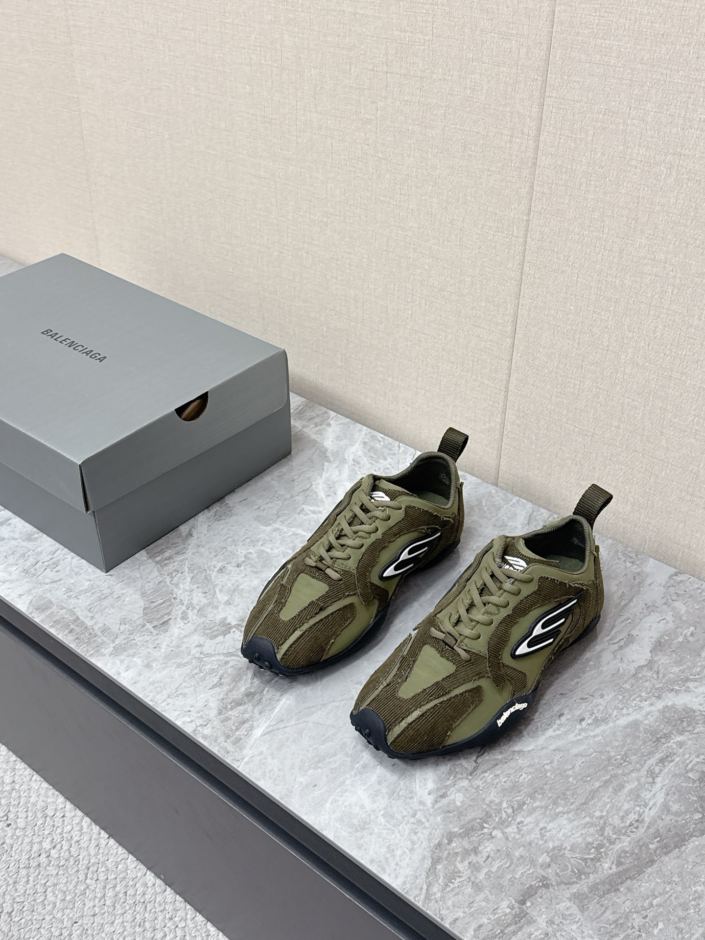 NO:744458,BALENCIAGA Balenciaga's latest 2026 spring and summer Monday Ultra retro lace-up casual shoes Another popular model in Paris, this design is amazing, very suitable for sisters with wide feet. The shoe body is made of polyester fiber, nylon and polyurethane, which is a higher level in terms of appearance and comfort and lightness. The heel is decorated with a webbing to pull the crotch. The outsole and rear are decorated with Balenciaga logo. The upper is decorated with unity sports icon artwork. The tongue is decorated with 3B sports icon  Art work, fabric lining feet, original molded outsole Size 35-39 (customized for 40),,balenciaga,balenciaga19860909BALENCIAGA巴黎世家2026春夏最新款 Monday Ultra 复古系带 休闲鞋 巴黎又一火爆款,这个设计绝了,非常适合宽脚的姐妹 鞋身由聚酯纤维 尼龙和聚氨酯制成 不管是从外观还是舒适轻盈度都更上一个台阶 后跟饰有织带拉裆 外底和后部饰以 Balenciaga 标识 鞋面饰以 unity sports icon 艺术作品 鞋舌饰以3B sports icon 艺术作品 织物内里垫脚 原版开模大底Size35-39（40定做）,,balenciaga,balenciaga,Men's shoes