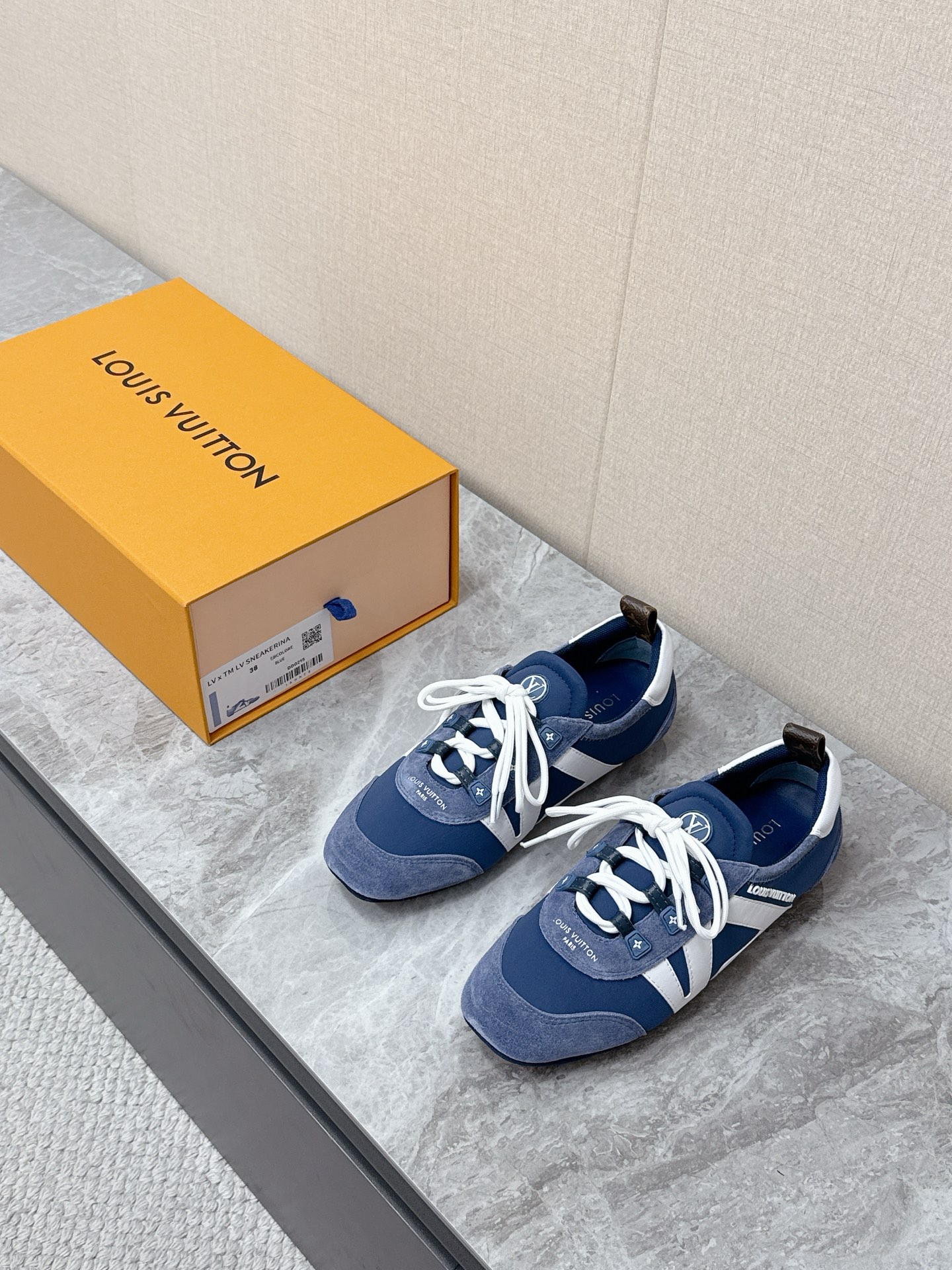 NO:783568,Louis Vuitton Louis Vuitton donkey brand spring and summer Sneakerina series ballet sneakers, moral training shoes, flat shoes. Purchased three original pairs to develop perfect replicas of Sneakerina. Ballet style sneakers are made of silky suede cow leather to create smooth lines. They have the light structure of ballet shoes and the comfortable texture of sneakers. The LV logo on the side and the Monogram canvas back strap are rich in details. Sacchetto craftsmanship and TPU outsoles upgrade the soft wearing experience.  Bottom thickness 1.5CM Fabric: Original custom-made imported first-layer cowhide Lining Original custom-made breathable mesh sole Original molded injection TPU material Size: 35-42 (customized 41 42) 6, casual shoes/sports shoes, louis vuitton, louis vuitton, louis vuitton, louis vuitton, flats, sneakers, cowhide19860909Louis Vuitton路易威登驴牌春夏Sneakerina系列 芭蕾运动鞋 德训鞋 平底鞋 原版三对购入开发完美复刻Sneakerina 芭蕾风运动鞋以丝滑绒面牛皮革塑造流畅线条 兼具芭蕾舞鞋的轻盈构型和运动鞋的舒适质感.侧面 LV 标识和Monogram 帆布后袢带丰富细节,Sacchetto 工艺和 TPU 外底升级轻柔穿着体验 底厚1.5CM 面料:原版定制进口头层牛皮 内里原版定制透气网里鞋底原版开模注塑TPU材质Size:35-42（41 42定制）6,休闲鞋/运动鞋,louis vuitton,louis vuitton,louis vuitton,louis vuitton,flats,sneakers,cowhide,Women's Shoes