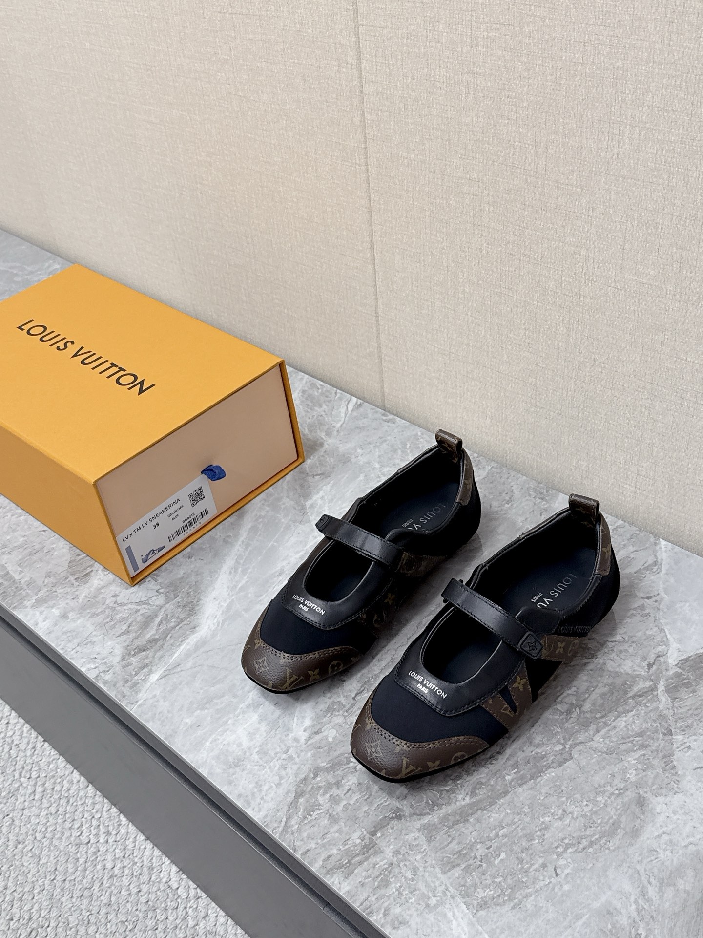 NO:744470,Louis Vuitton Louis Vuitton donkey brand spring and summer Sneakerina series ballet sneakers, moral training shoes, flat shoes. Purchased three original pairs to develop perfect replicas of Sneakerina. Ballet style sneakers are made of silky suede cow leather to create smooth lines. They have the light structure of ballet shoes and the comfortable texture of sneakers. The LV logo on the side and the Monogram canvas back strap are rich in details. Sacchetto craftsmanship and TPU outsoles upgrade the soft wearing experience.  Bottom thickness 1.5CM Fabric: Original custom-made imported first-layer cowhide, original custom-made breathable mesh lining, sole, original open-molded injection molded TPU material19860909Louis Vuitton路易威登驴牌春夏Sneakerina系列 芭蕾运动鞋 德训鞋 平底鞋 原版三对购入开发完美复刻Sneakerina 芭蕾风运动鞋以丝滑绒面牛皮革塑造流畅线条 兼具芭蕾舞鞋的轻盈构型和运动鞋的舒适质感.侧面 LV 标识和Monogram 帆布后袢带丰富细节,Sacchetto 工艺和 TPU 外底升级轻柔穿着体验 底厚1.5CM 面料:原版定制进口头层牛皮 内里原版定制透气网里鞋底原版开模注塑TPU材质Size:35-42（41 42定制）,,louis vuitton,louis vuitton,louis vuitton,louis vuitton,flats,sneakers,cowhide,Men's shoes