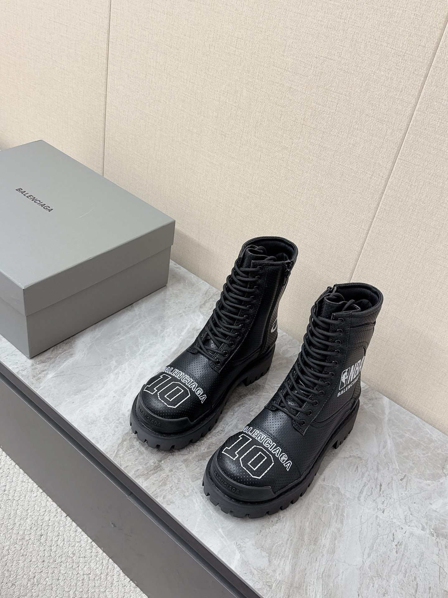 NO:746127,Balenciaga Balenciaga's latest NBA co-branded high-top shoes. Many celebrities and Internet celebrities have planted grass. This season's co-branded design is too explosive. The ubiquitous co-branded elements are highly brand-recognizable and full of value. It interprets the 'medieval style' black versatile classic color from a new perspective. The outsole has the brand logo on the toe. The shoe body is made of imported calfskin laser punching process. The original molded outsole. Size female 35-40  Male 39-45,,balenciaga,balenciaga,cowhide19860909Balenciaga巴黎世家最新NBA联名款高帮 鞋. 超多明星网红种草 这一季的联名设计太炸裂了 无处不在的联名元素 极具品牌辨识度 价值感拉满 以崭新视角演绎“中古风”黑色百搭经典配色 大底鞋头处有品牌logo 鞋身进口小牛皮激光冲孔工艺制成 原版开模大底 Size女35-40 男39-45,,balenciaga,balenciaga,cowhide,Men's shoes